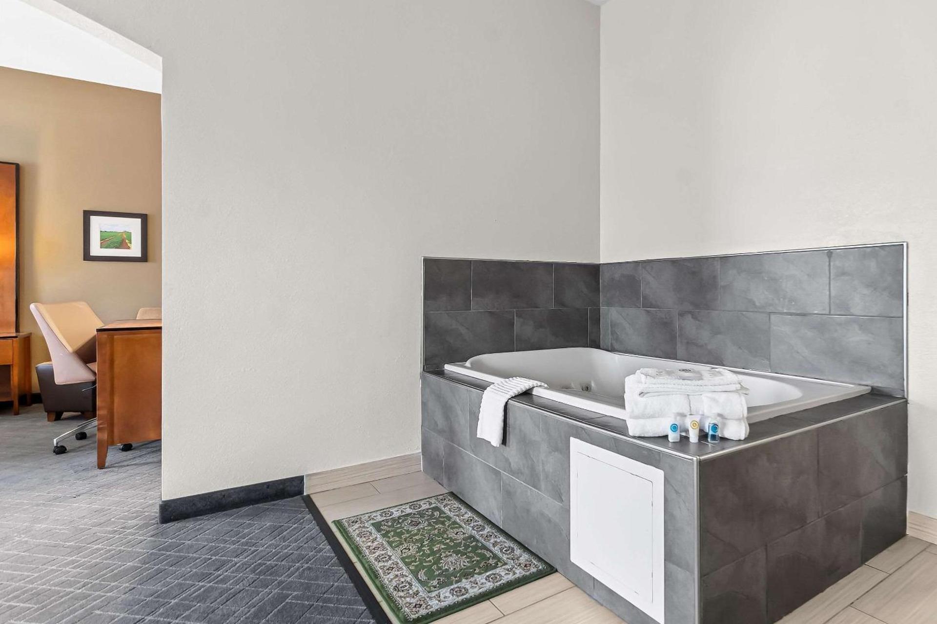 Comfort Suites Vincennes photo 21