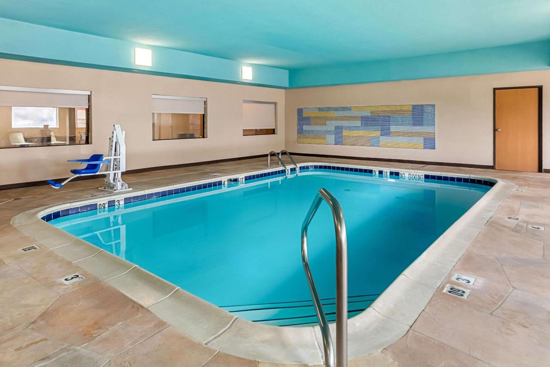 Comfort Suites Vincennes photo 25