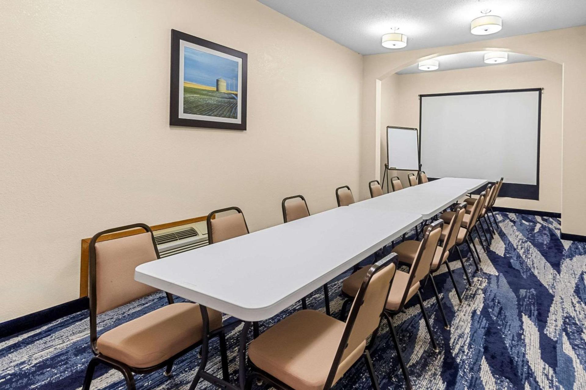 Comfort Suites Vincennes photo 28