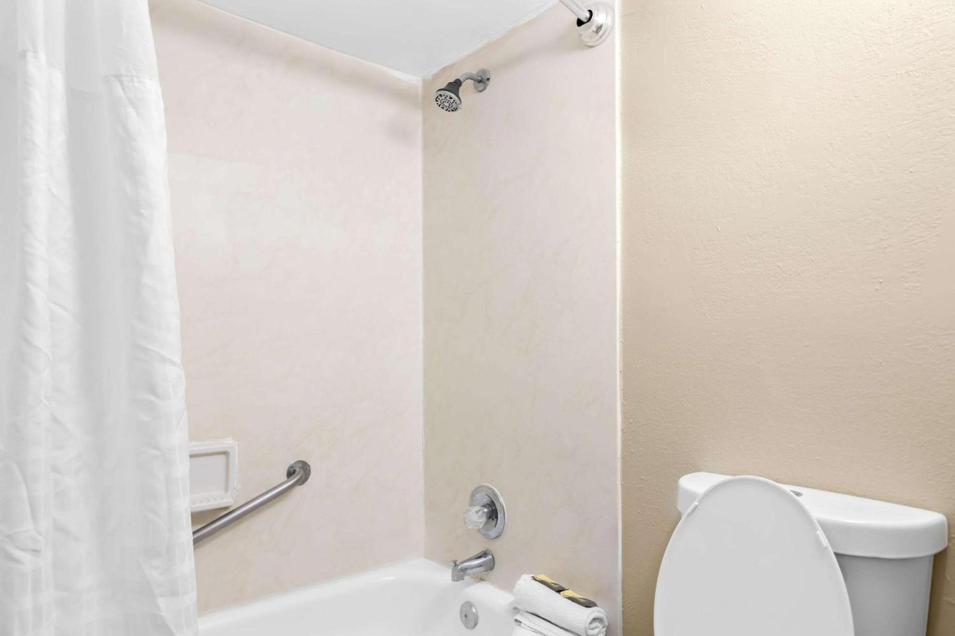 Suburban Studios Brunswick of I-95 photo 10
