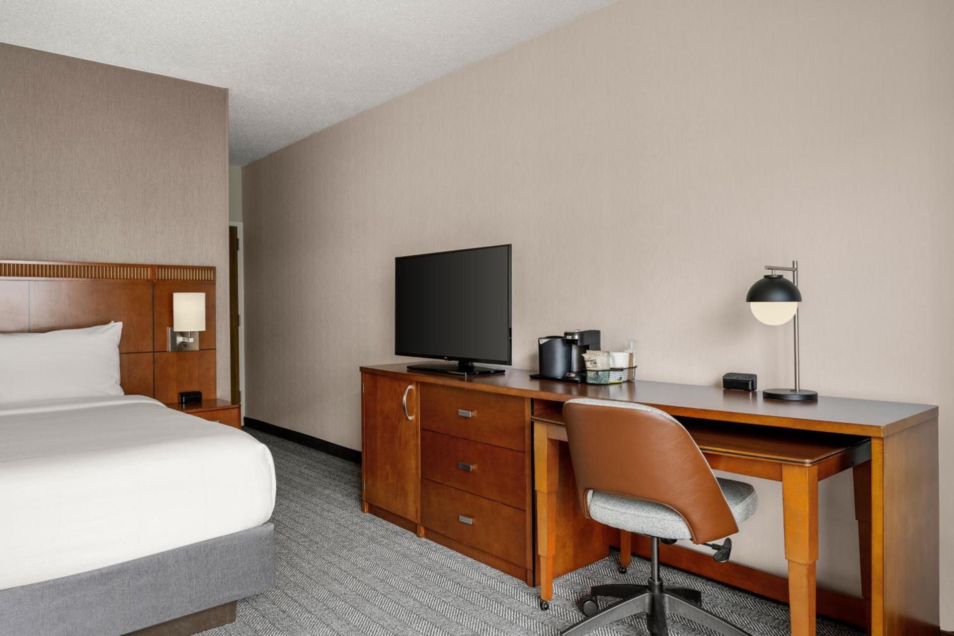 Courtyard by Marriott Detroit Livonia photo 12