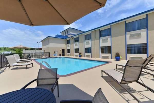 Baymont by Wyndham Ardmore I-35 photo 3