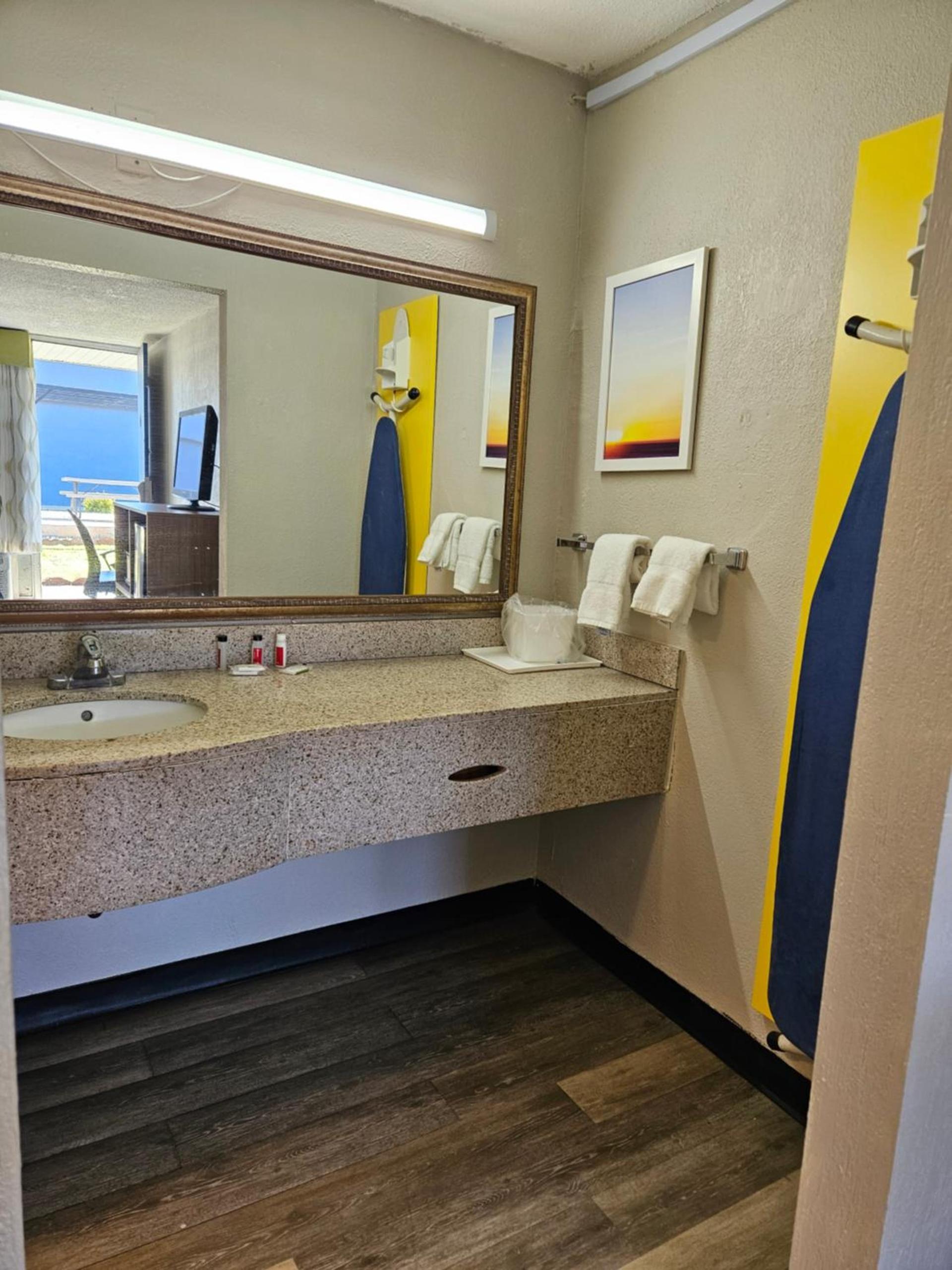Days Inn by Wyndham Washington photo 4
