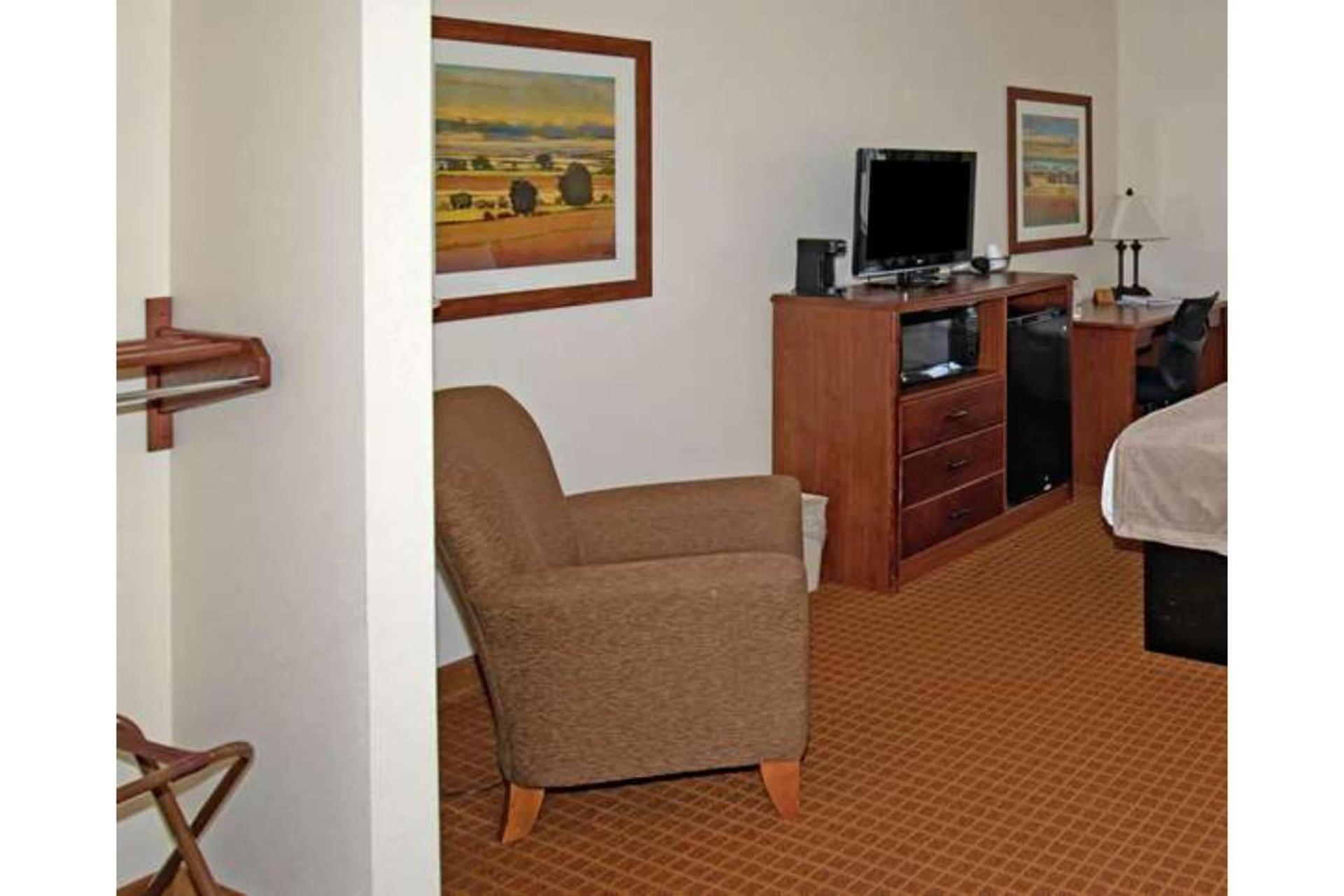 Park View Inn & Suites, Hoisington photo 17