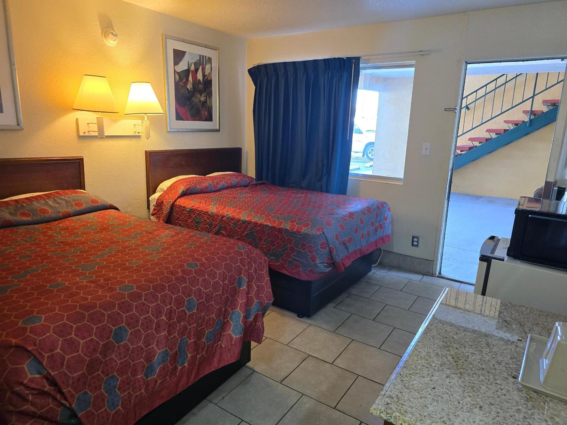 Carpet Inn photo 2