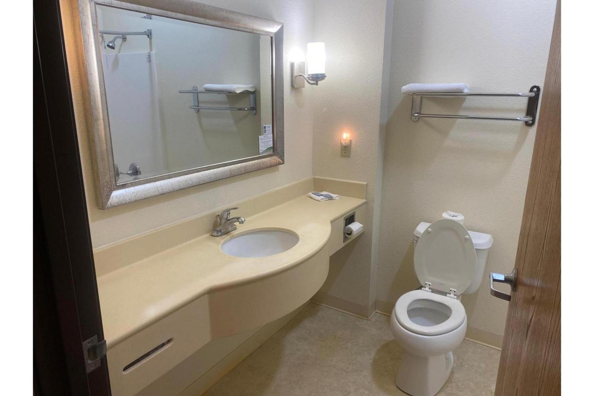 Park View Inn & Suites, Hoisington photo 30