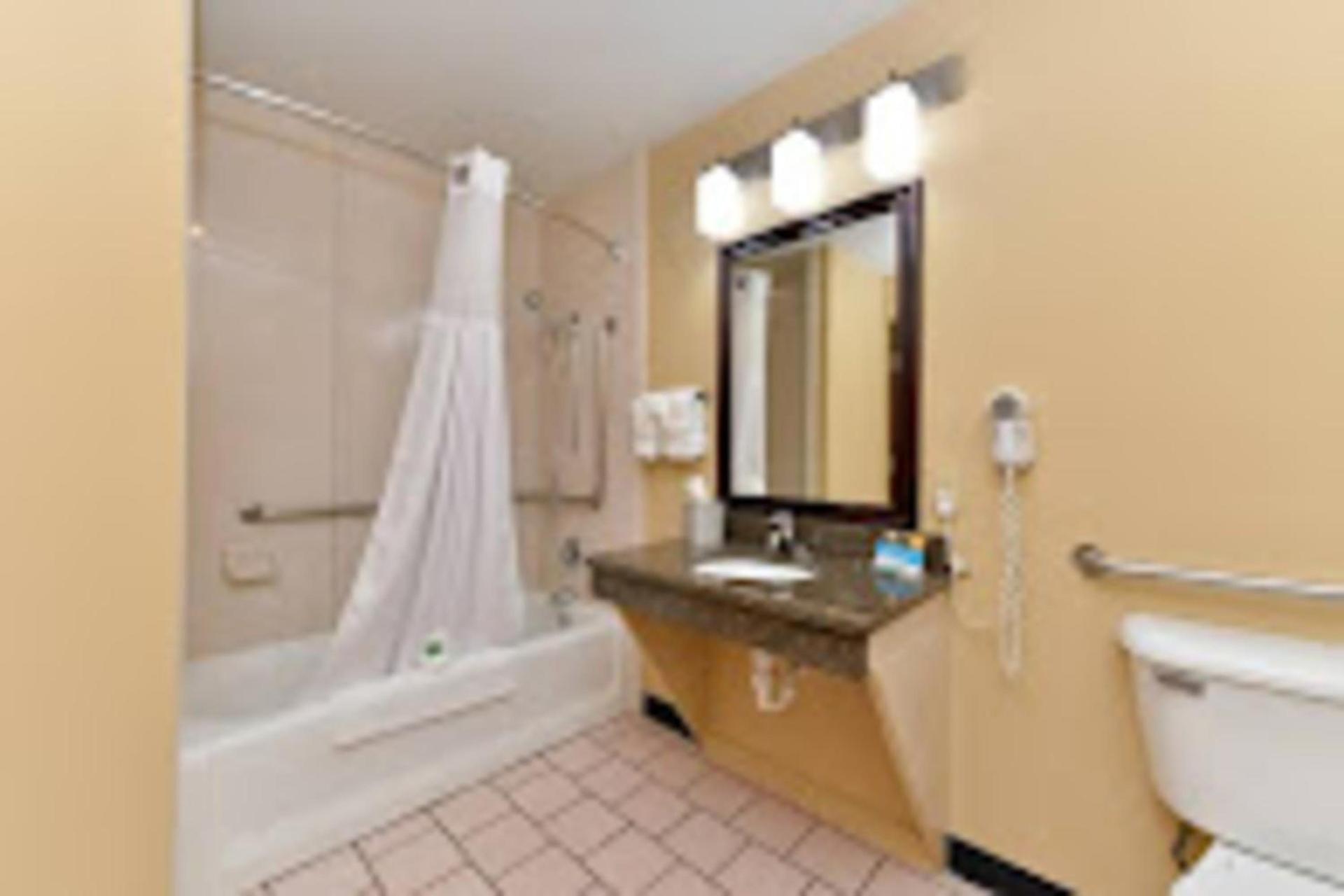 Baymont by Wyndham Ardmore I-35 photo 20