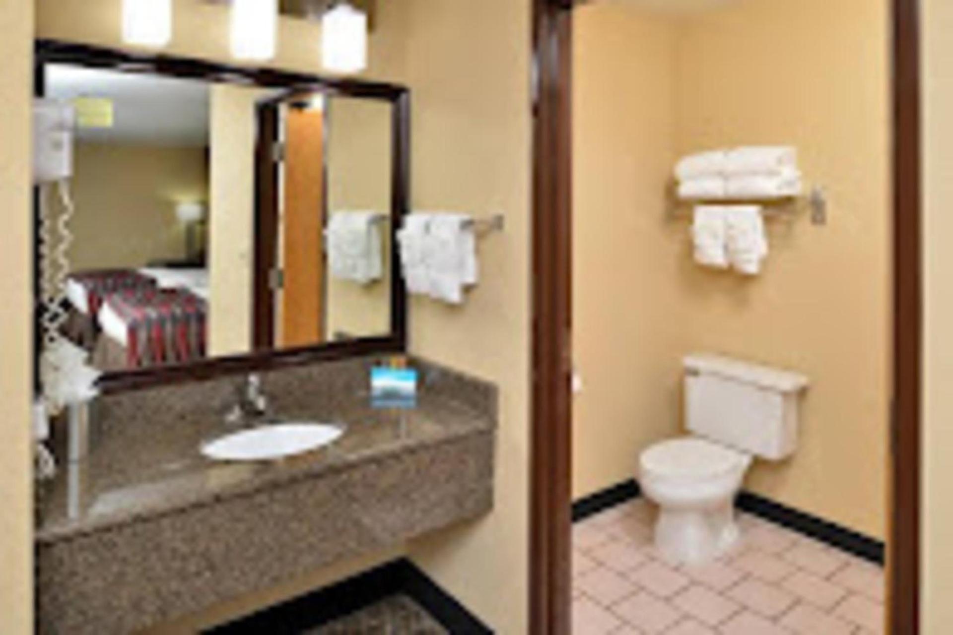 Baymont by Wyndham Ardmore I-35 photo 28
