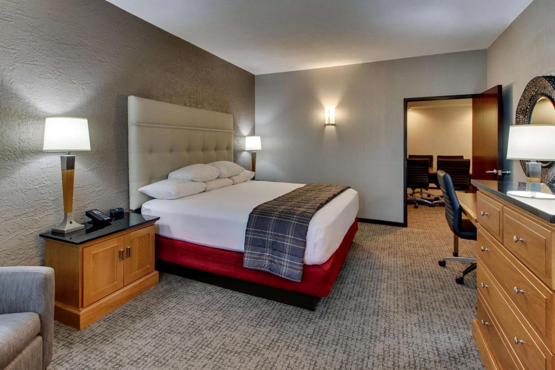 Drury Inn & Suites Phoenix Happy Valley photo 27