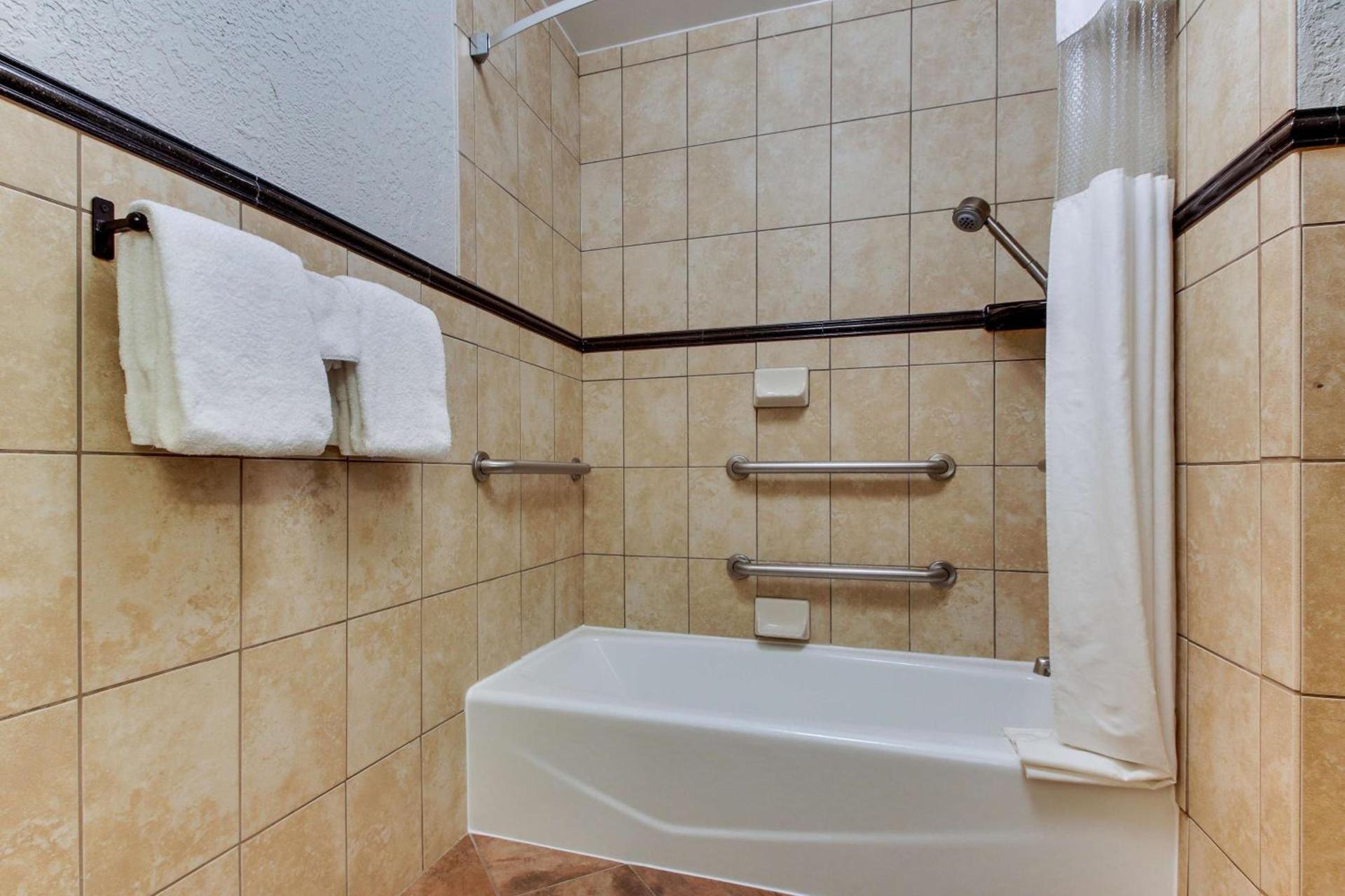 Drury Inn & Suites Phoenix Happy Valley photo 46