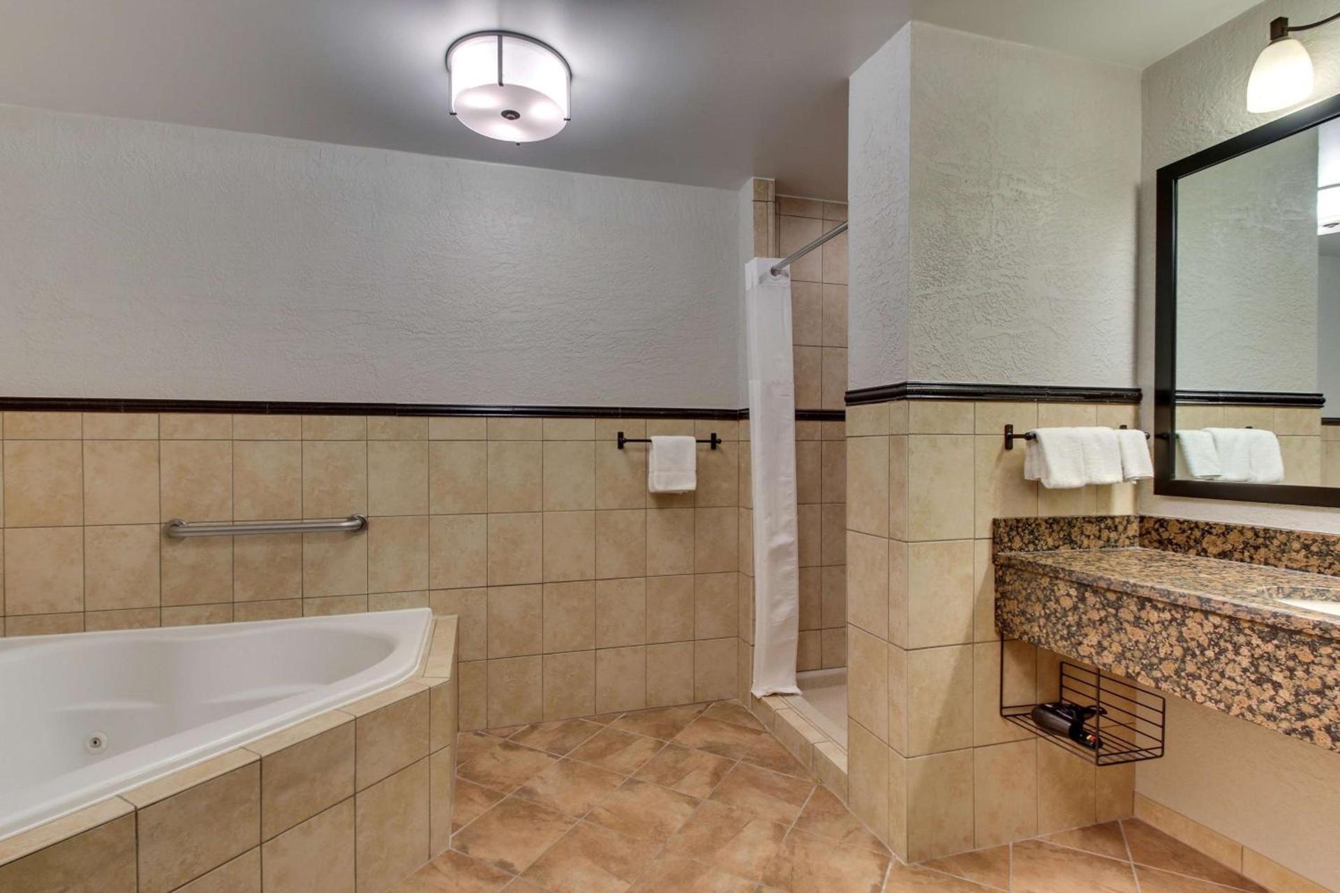 Drury Inn & Suites Phoenix Happy Valley photo 49