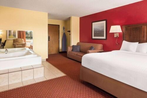 Baymont by Wyndham Cedar Rapids photo 43