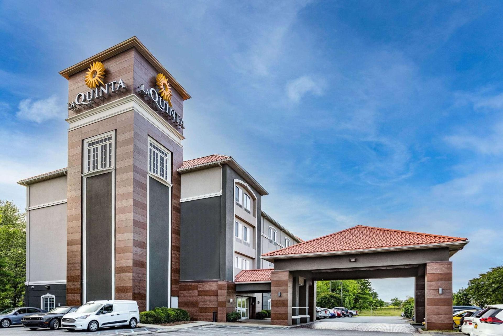 La Quinta Inn & Suites by Wyndham Norfolk — hotel in Norfolk