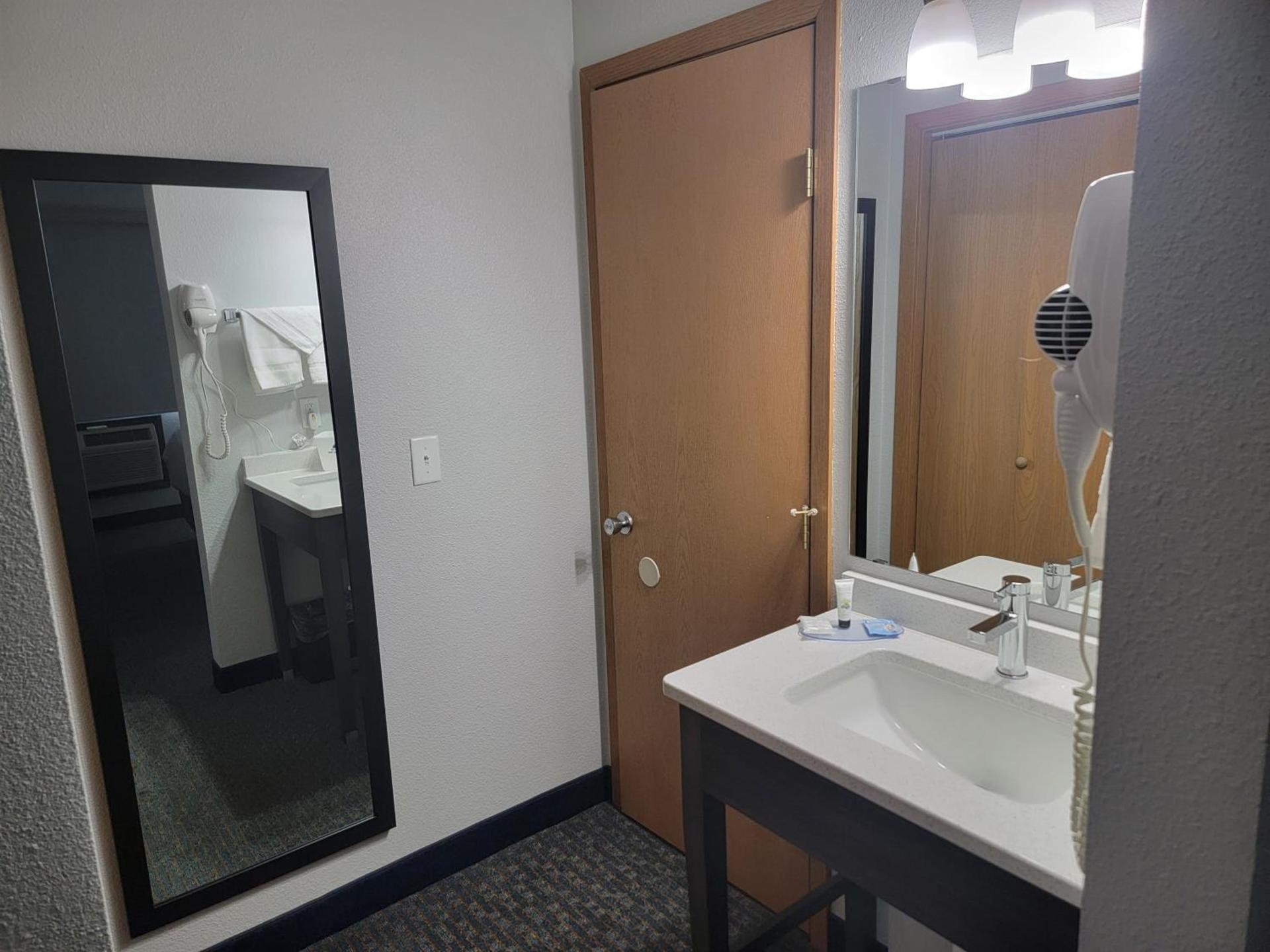 Americas Best Value Inn and Suites Bismarck photo 30