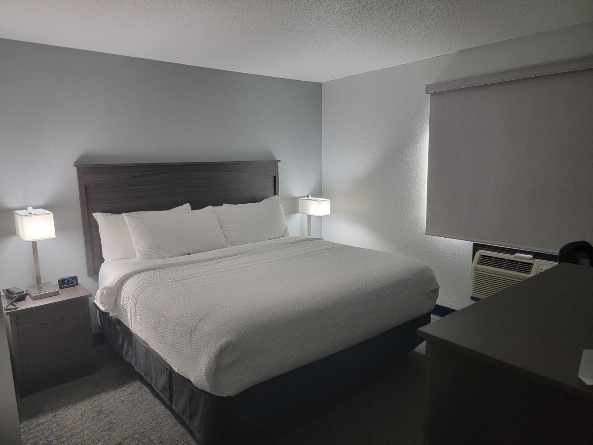 Americas Best Value Inn and Suites Bismarck photo 32
