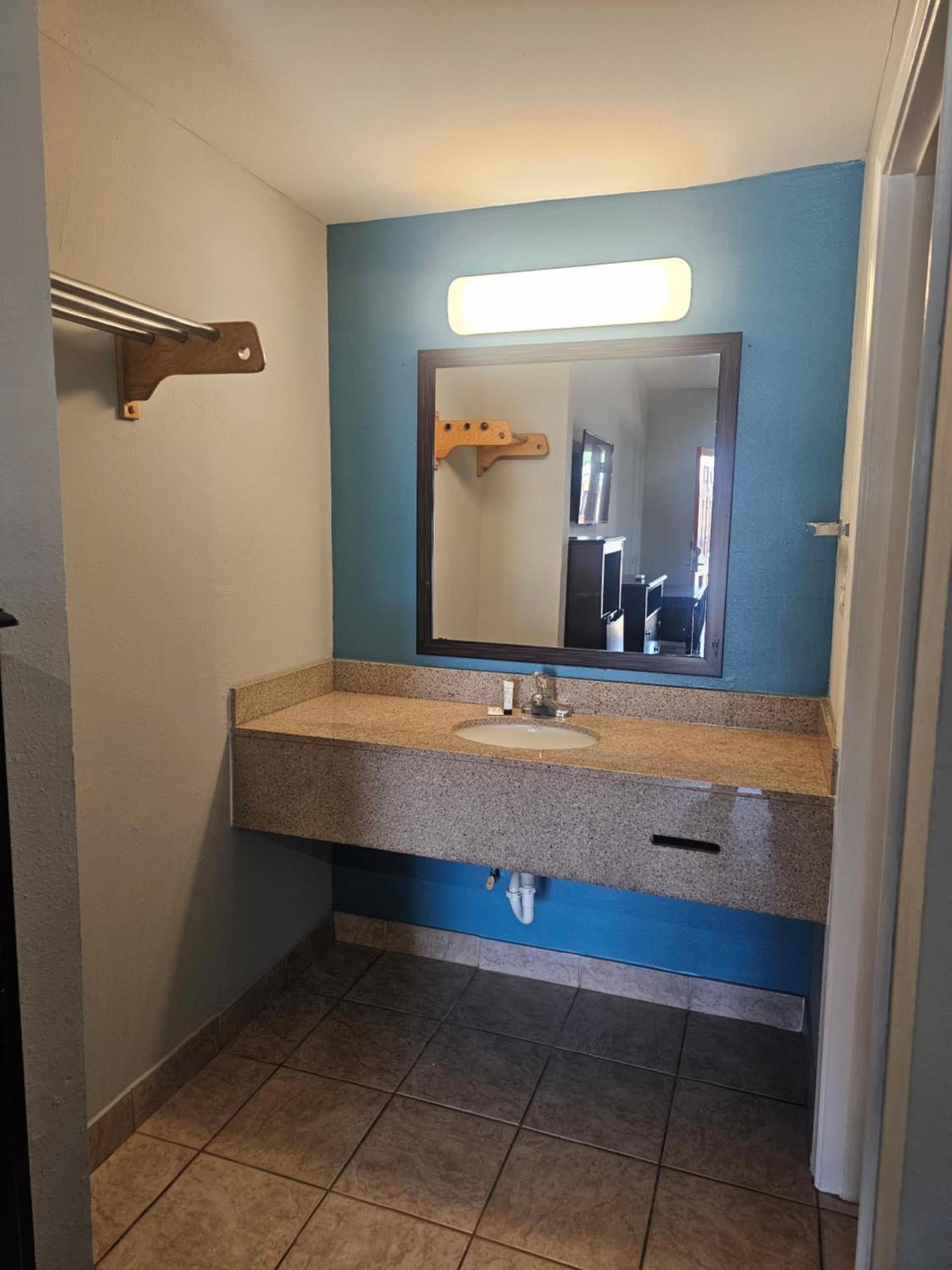 Luxury Inn & Suites and RV photo 5