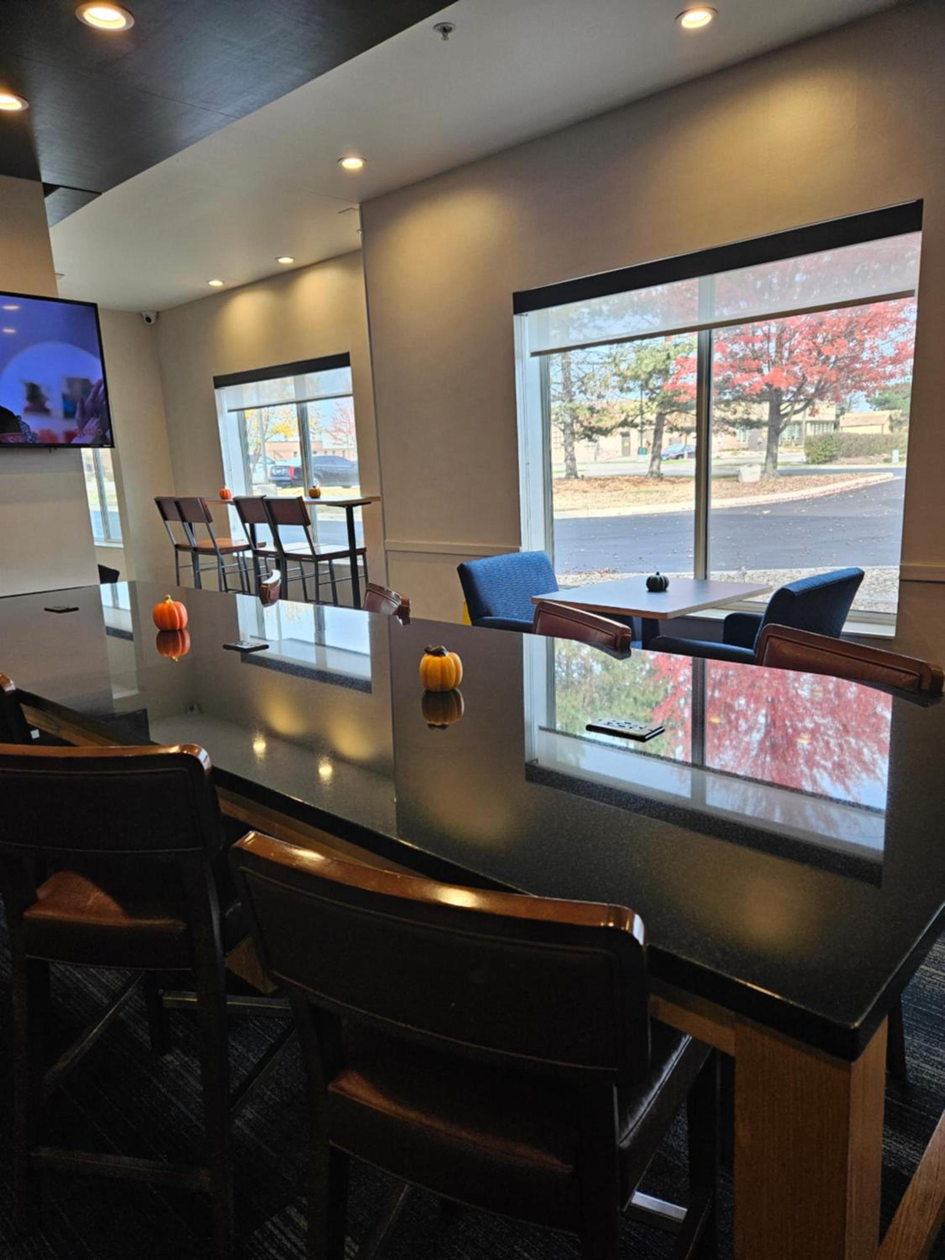 Holiday Inn Express & Suites Chicago West - St Charles by IHG photo 12