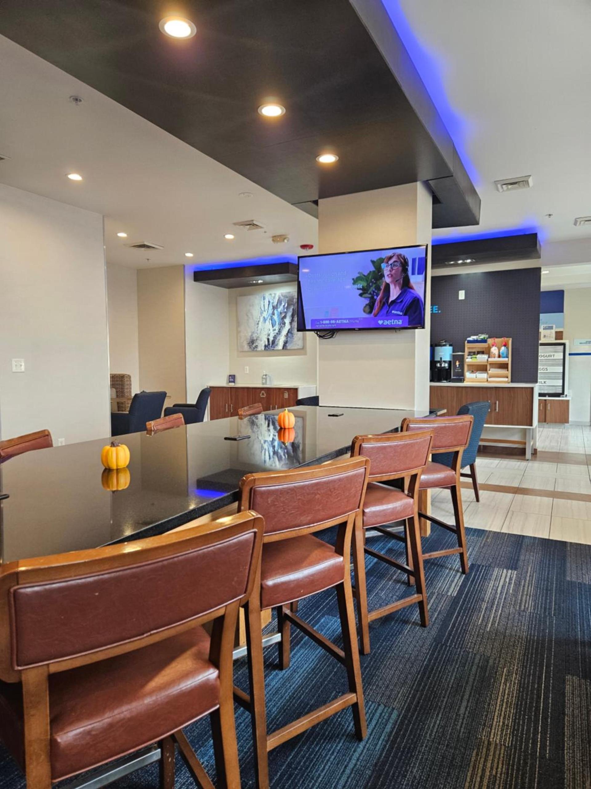 Holiday Inn Express & Suites Chicago West - St Charles by IHG photo 13