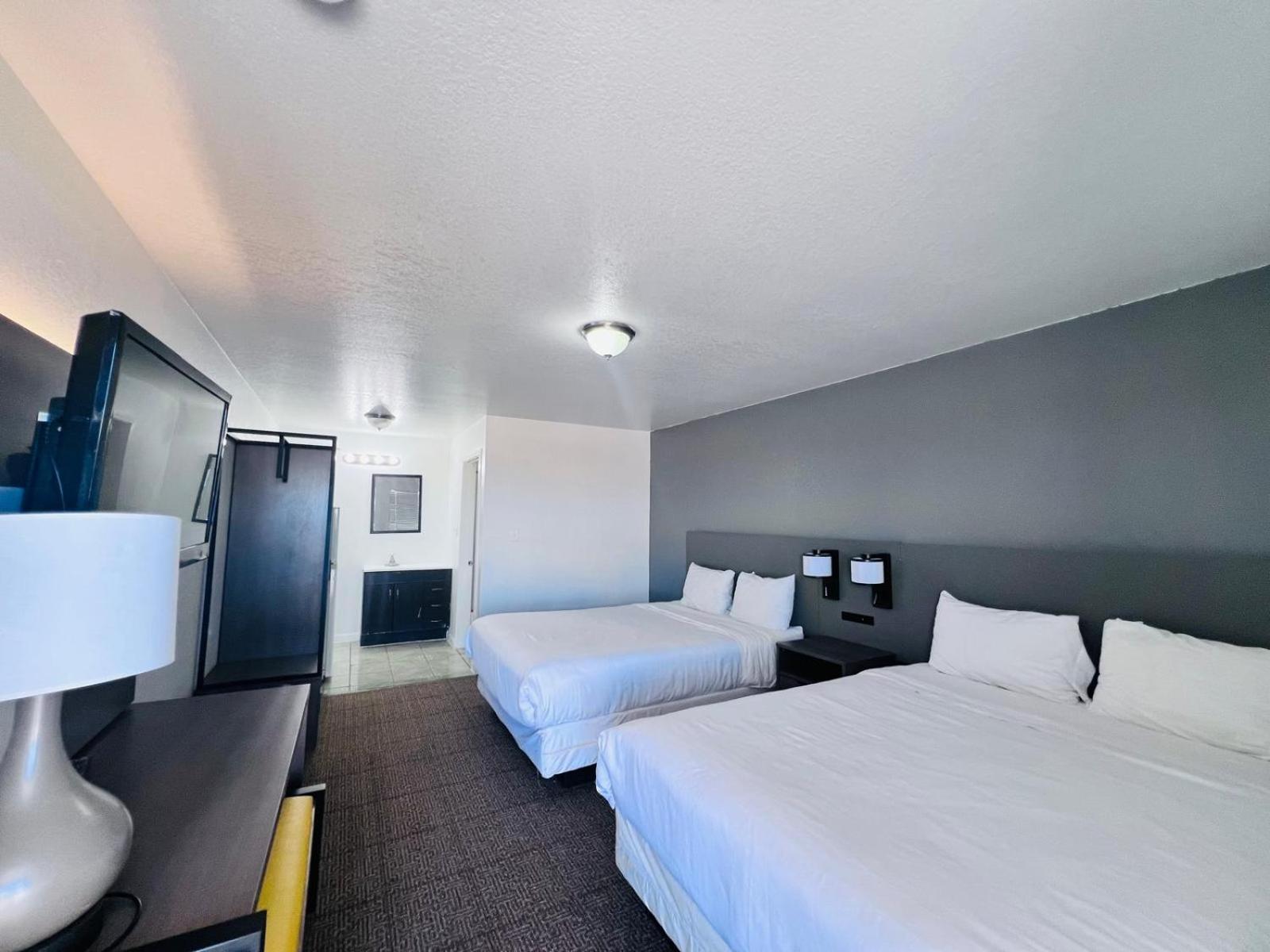 OYO Garden Inn and Suites Pearsall I-35 East photo 14