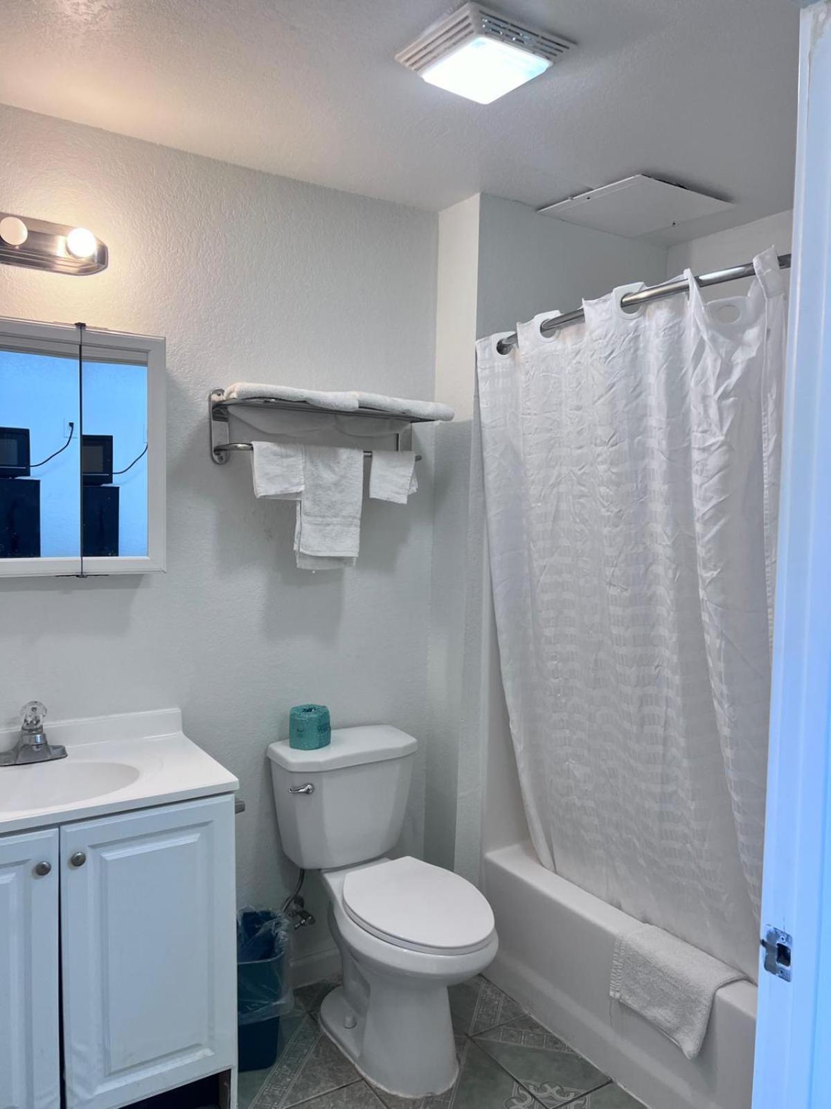 OYO Garden Inn and Suites Pearsall I-35 East photo 18
