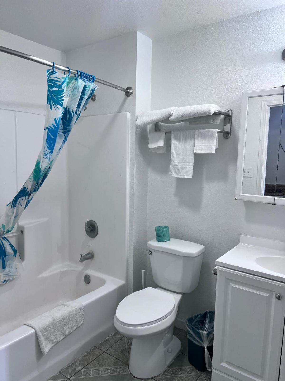 OYO Garden Inn and Suites Pearsall I-35 East photo 20