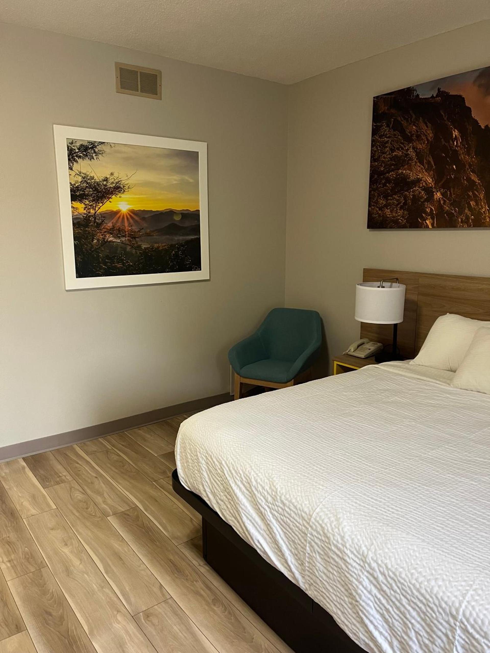 Days Inn by Wyndham Hutchinson photo 42
