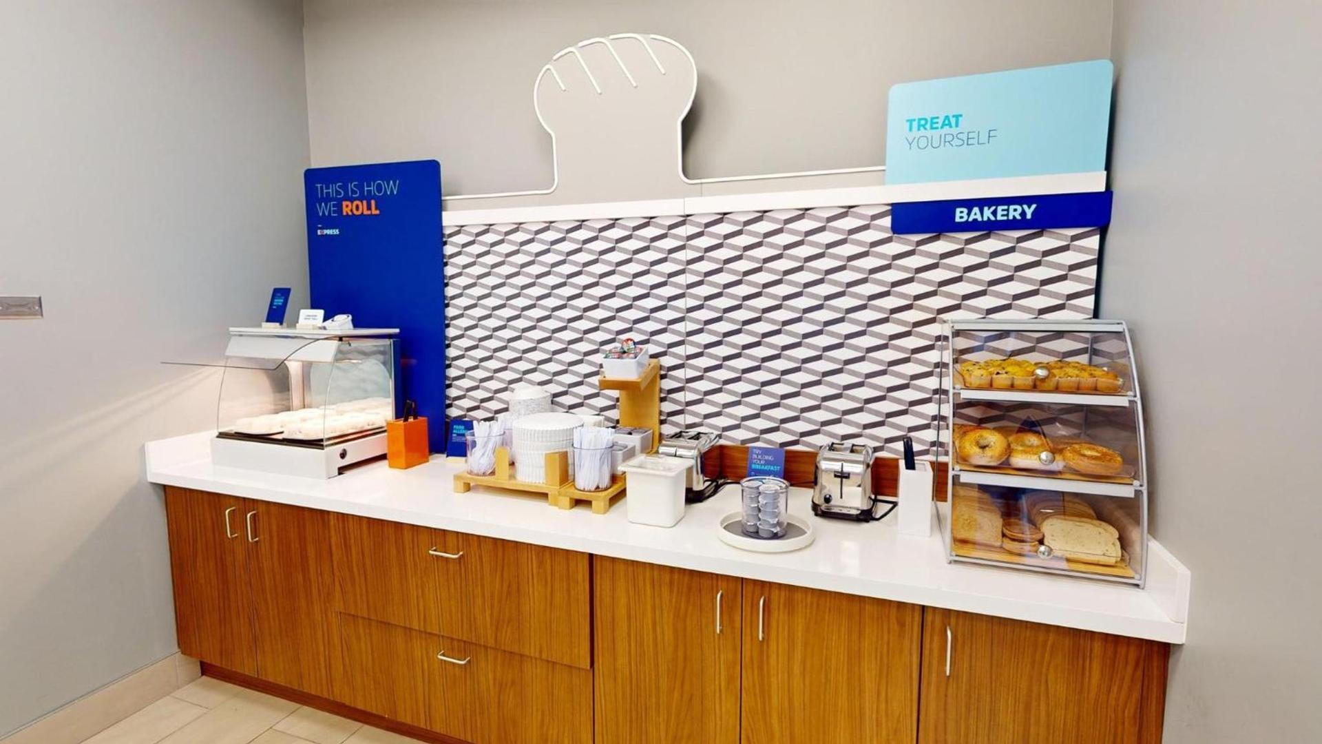 Holiday Inn Express & Suites Chicago Schaumburg, an IHG Hotel photo 64
