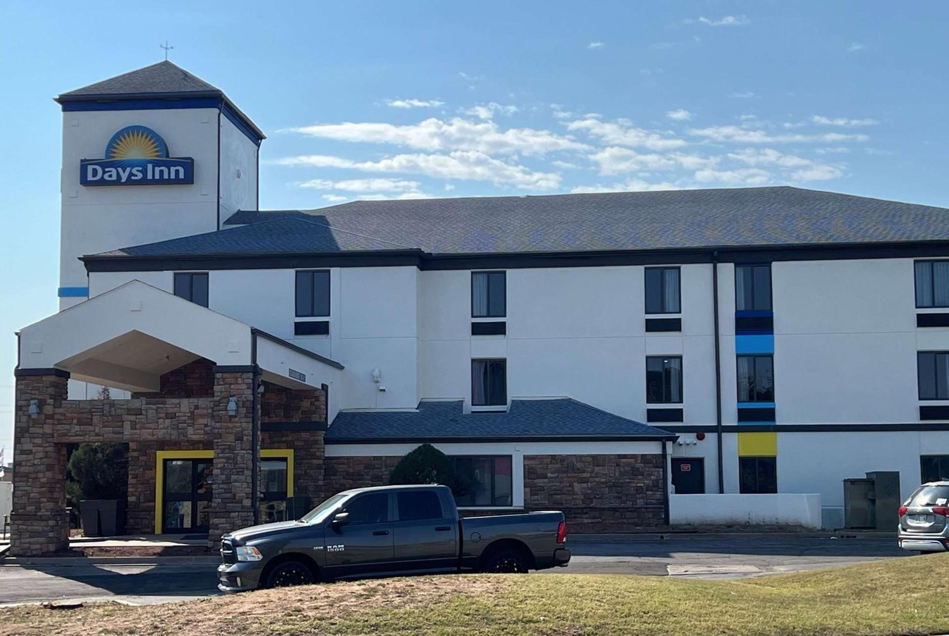 Days Inn by Wyndham Tulsa Central photo 2