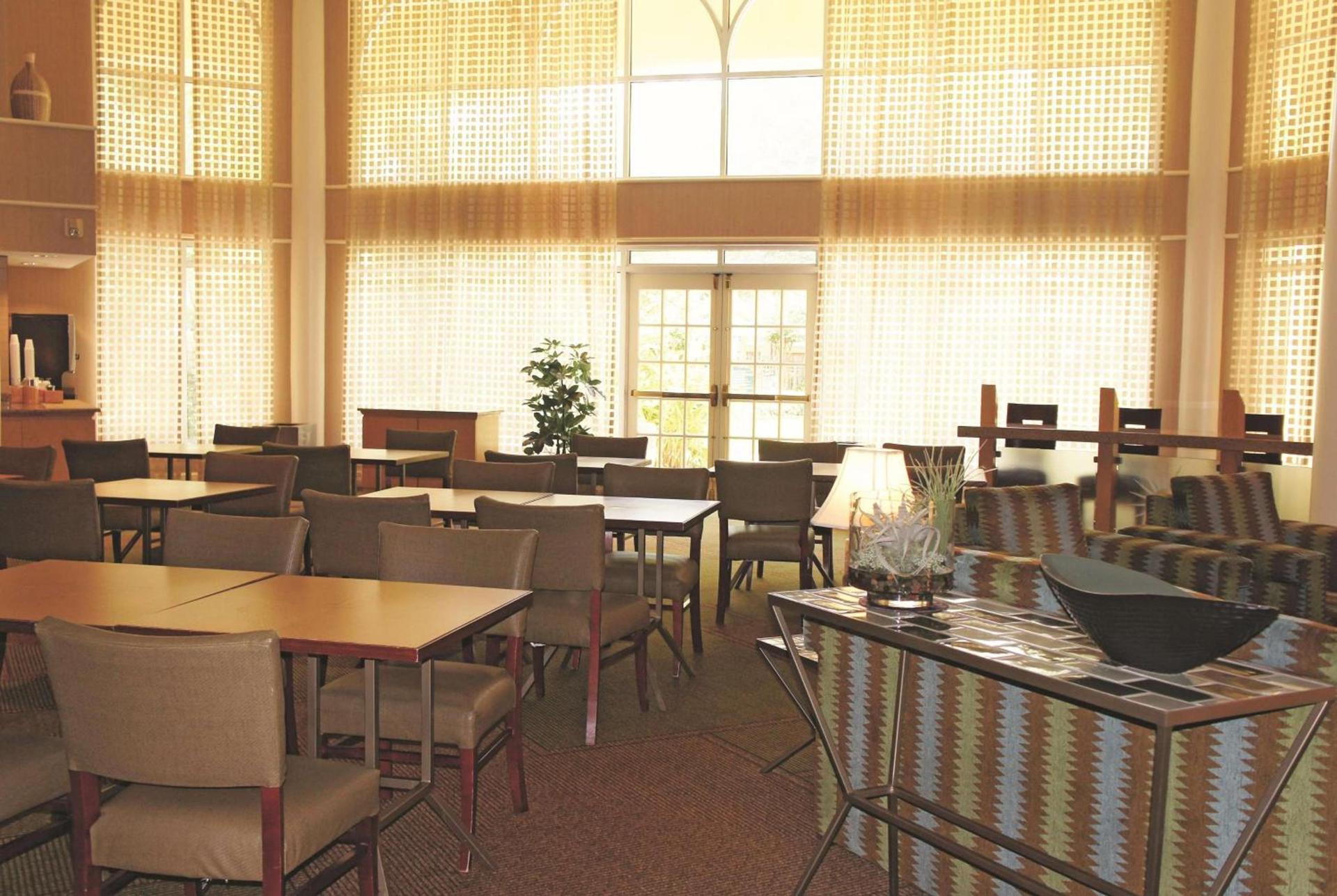 La Quinta Inn & Suites by Wyndham Houston Bush IAH South photo 16