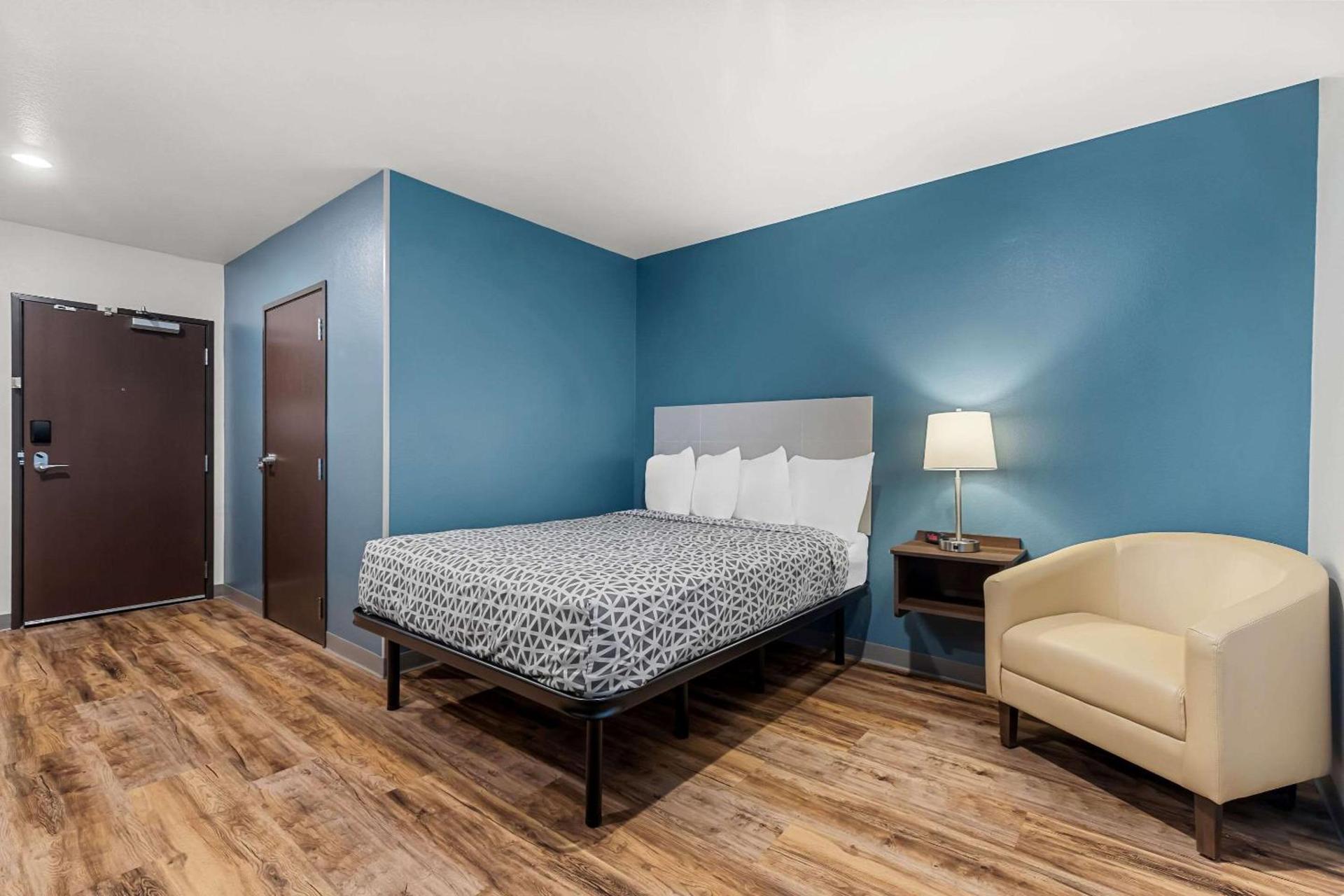 WoodSpring Suites Corona photo 6