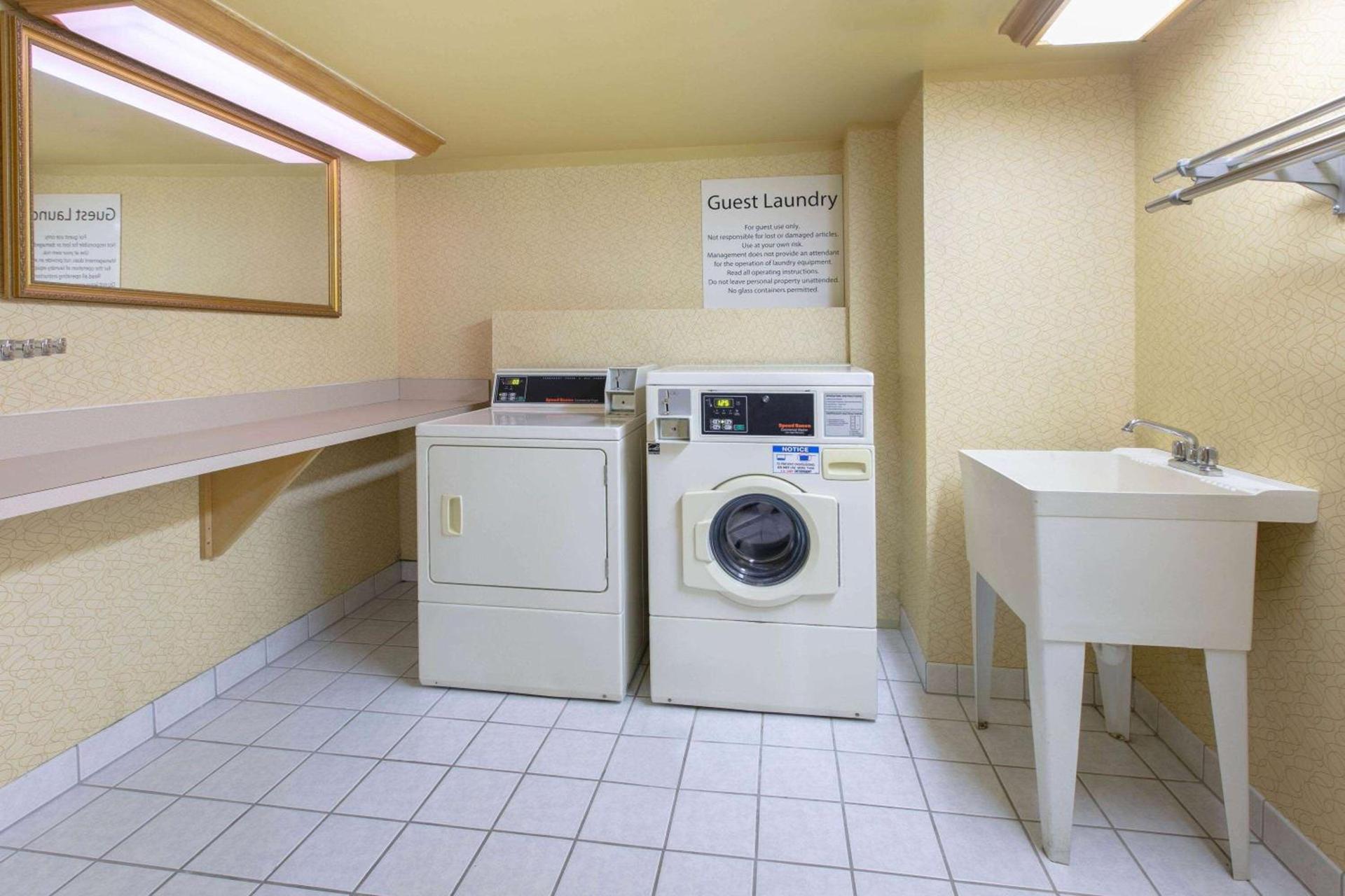 Days Inn by Wyndham Tulsa Central photo 9