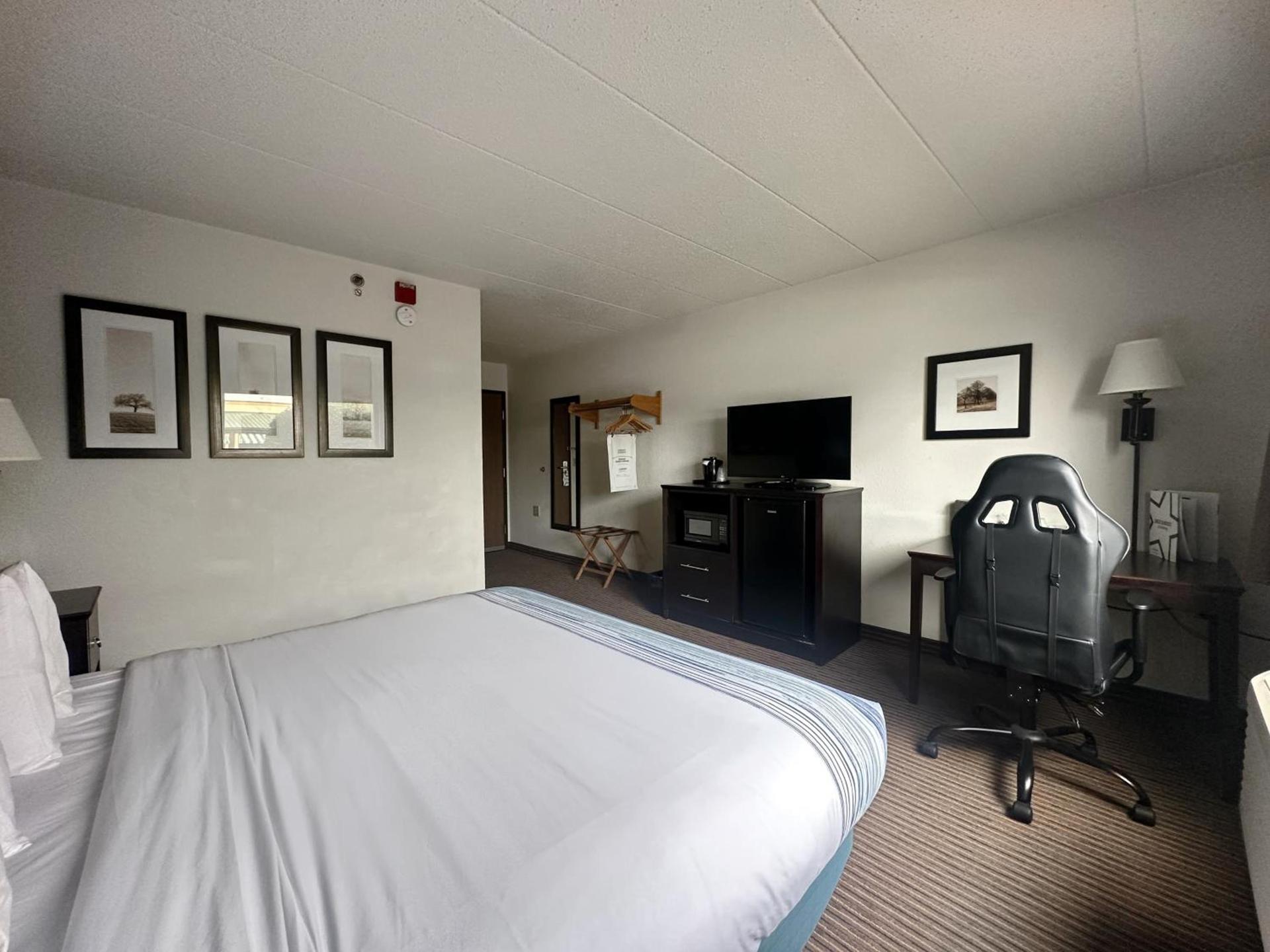 AmericInn by Wyndham Menominee photo 40