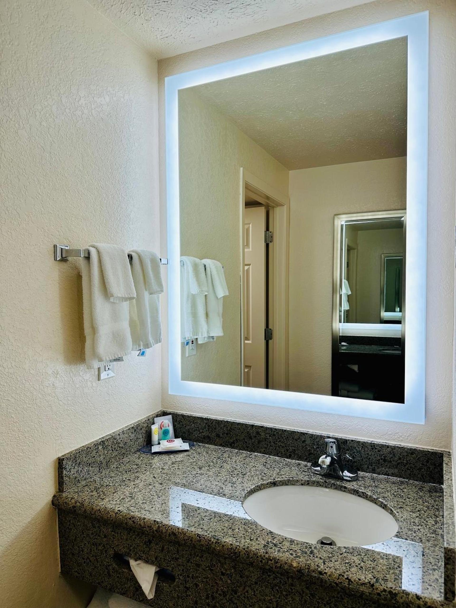 Clarion Pointe Wenatchee photo 39