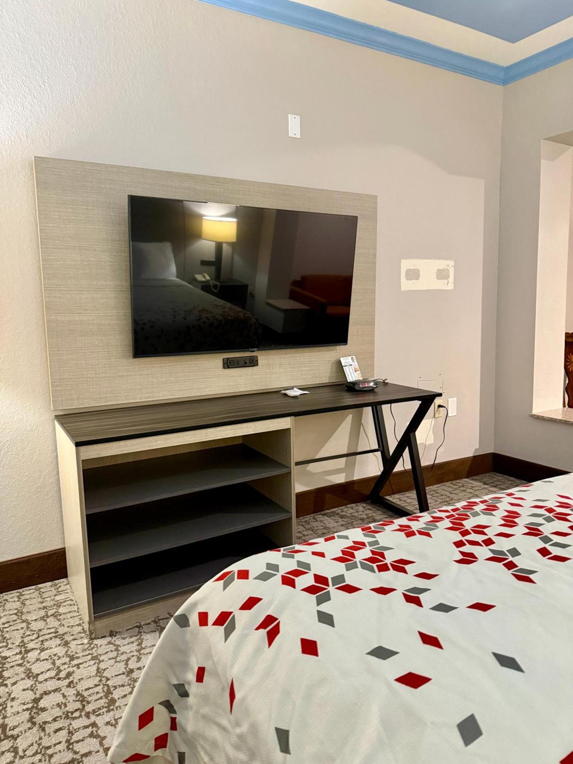 Baymont by Wyndham Texas City photo 10