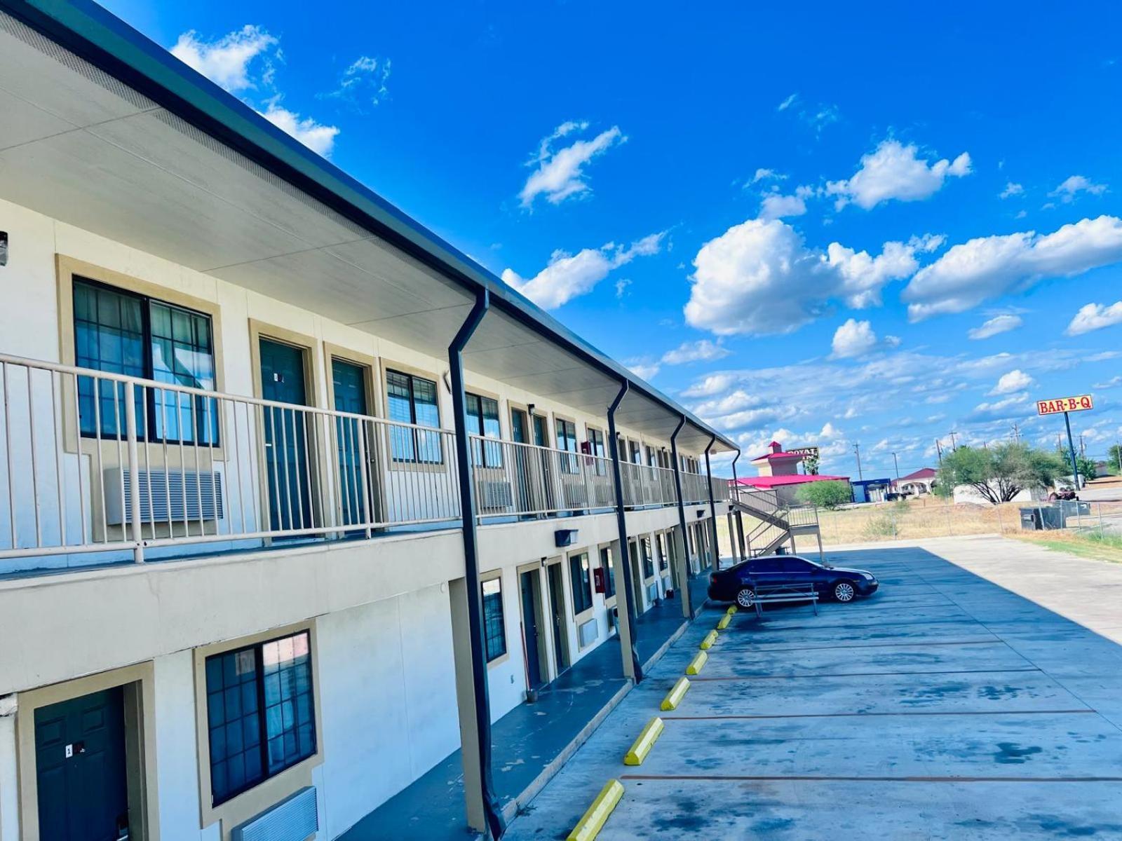 OYO Garden Inn and Suites Pearsall I-35 East photo 22
