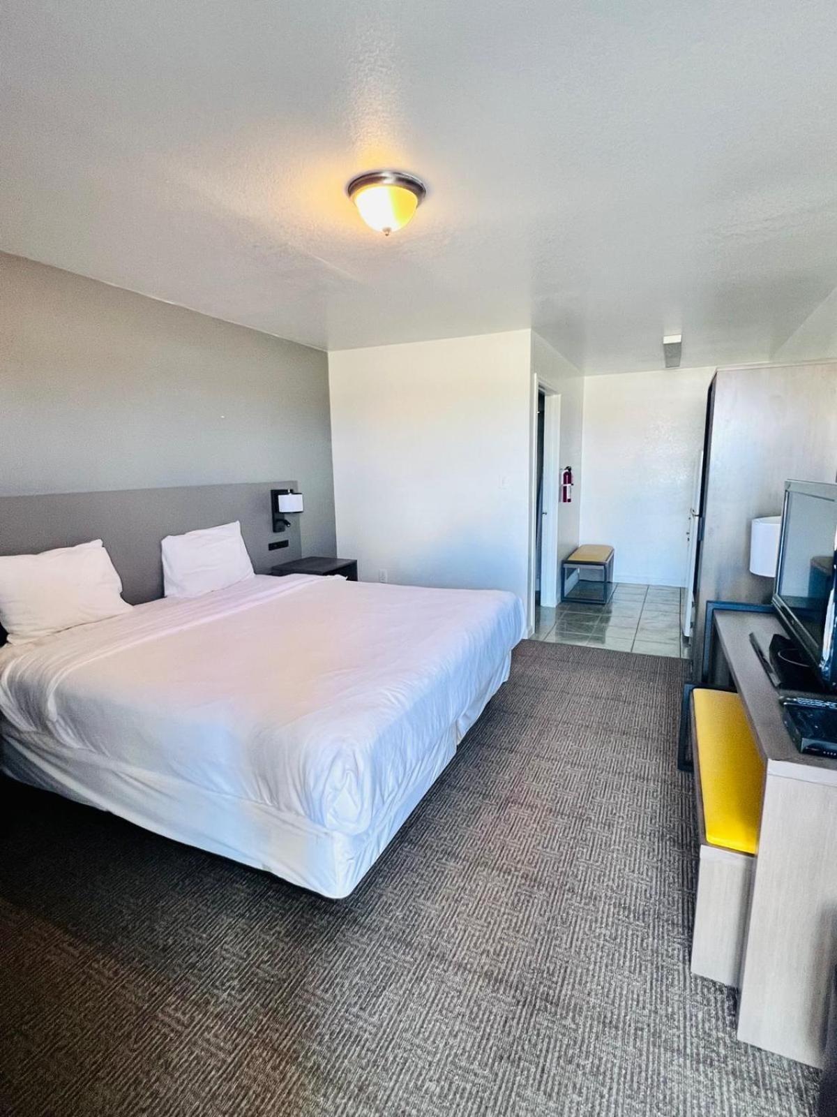 OYO Garden Inn and Suites Pearsall I-35 East photo 23
