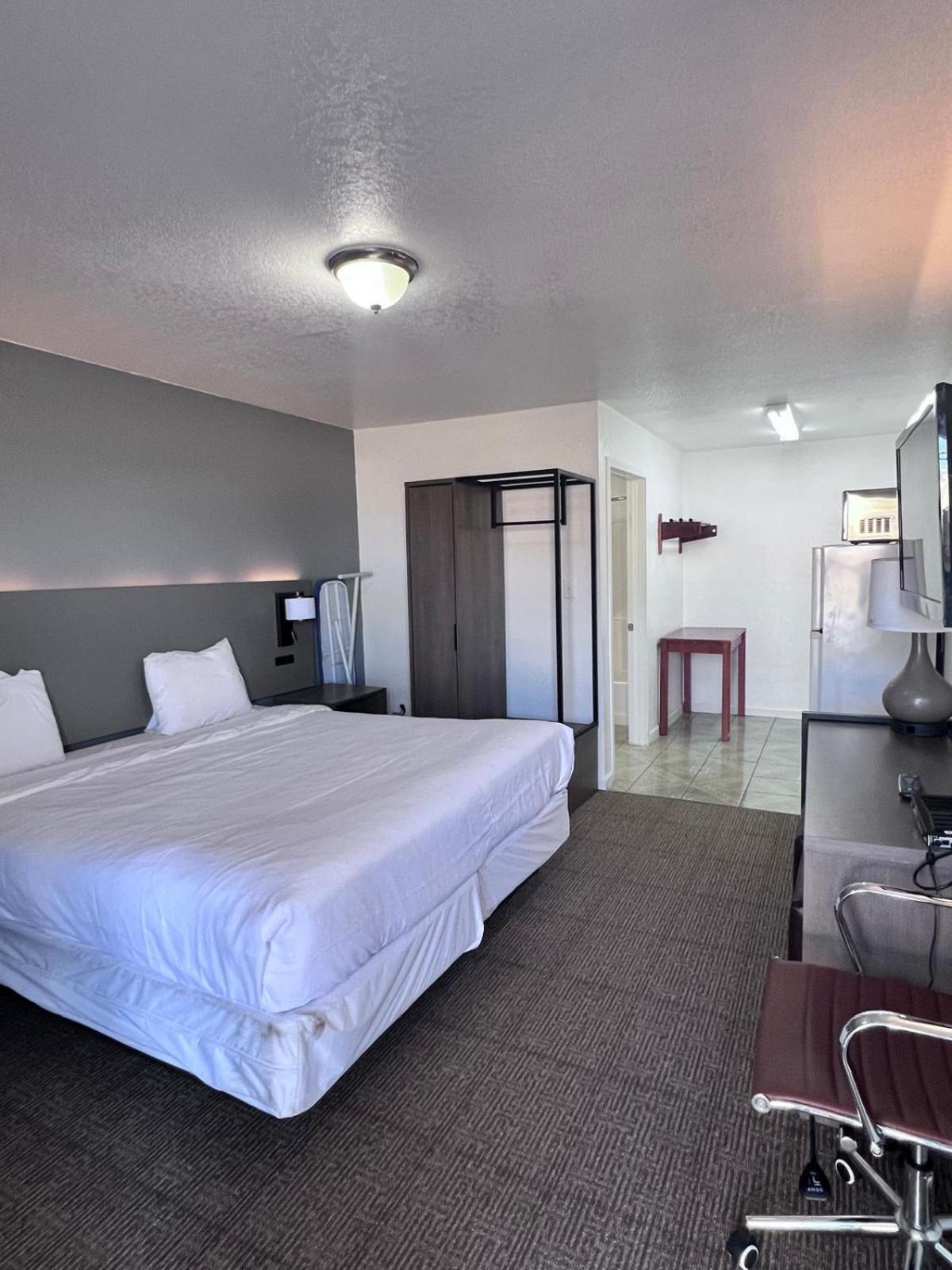 OYO Garden Inn and Suites Pearsall I-35 East photo 29
