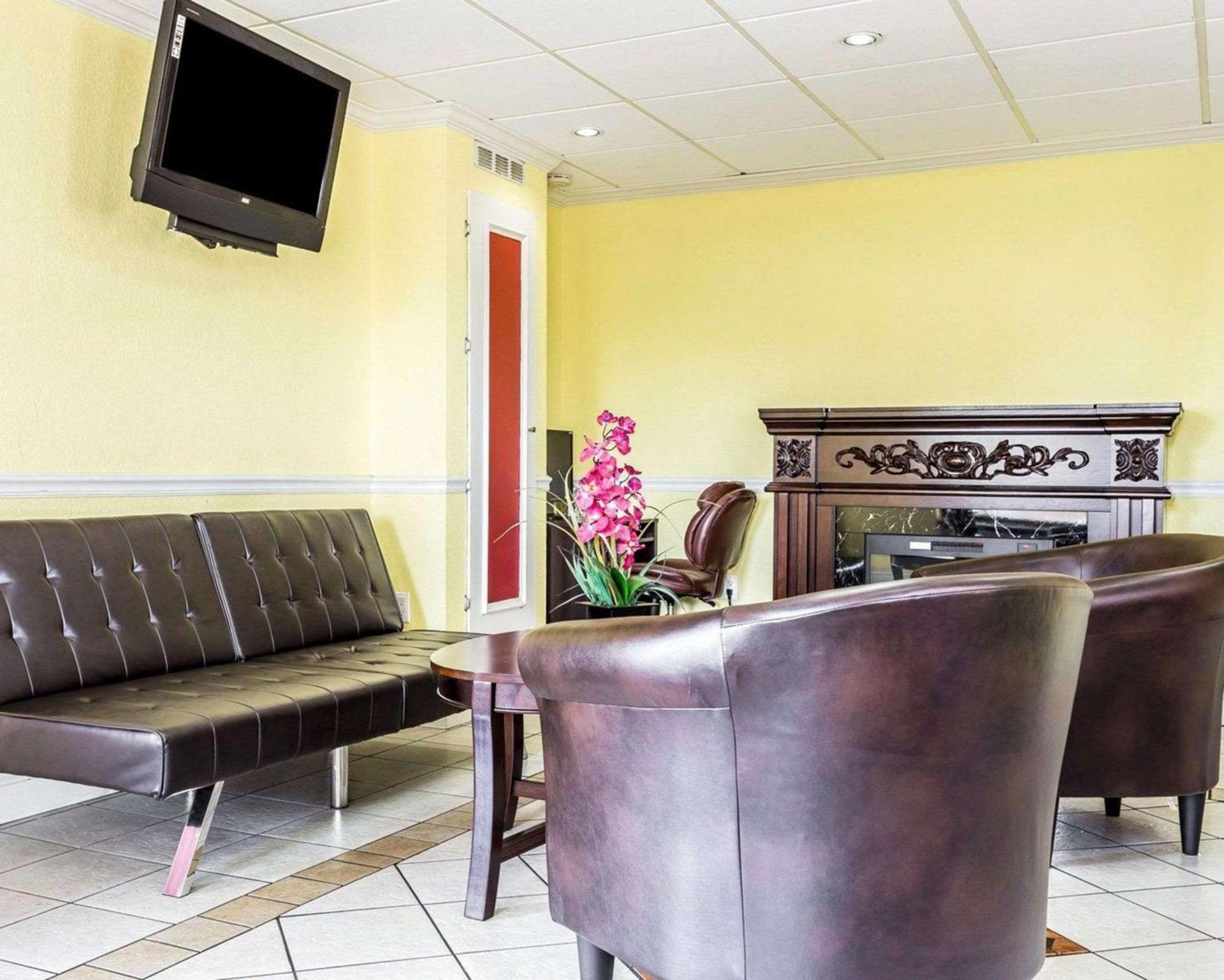 Econo Lodge Inn & Suites Matthews - Charlotte photo 4
