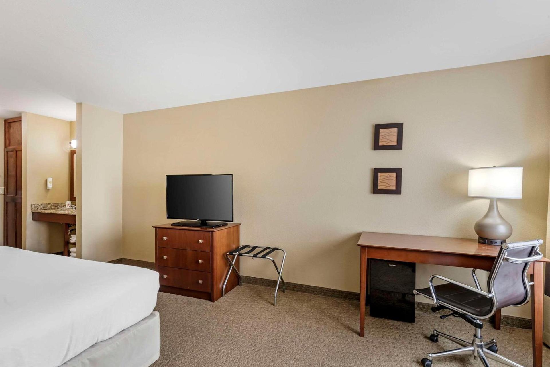 Comfort Inn & Suites East Moline near I-80 photo 8