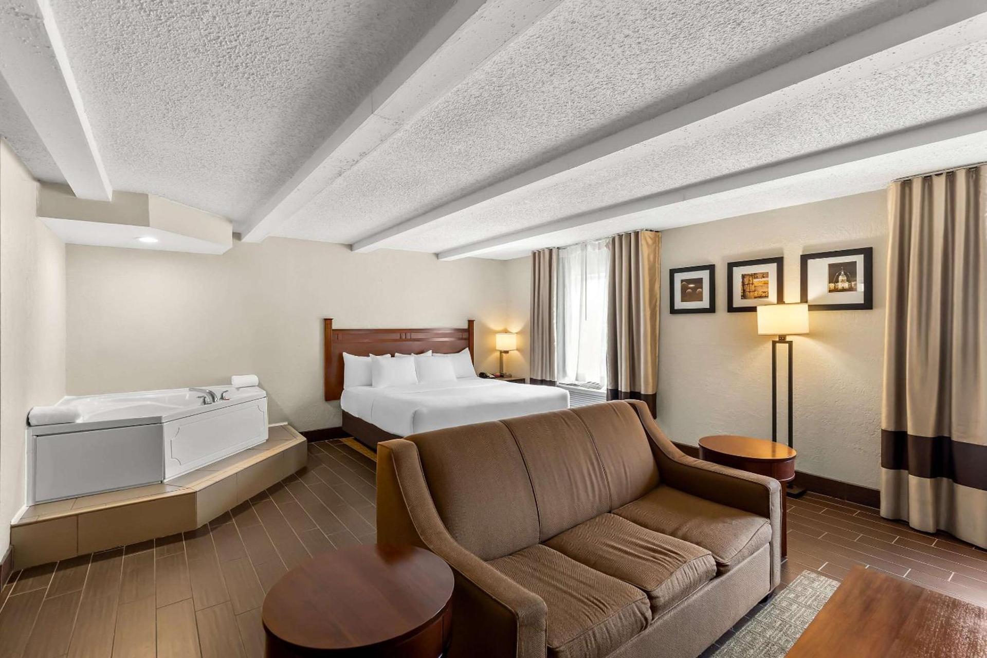 Comfort Inn St Louis - Westport Event Center photo 14