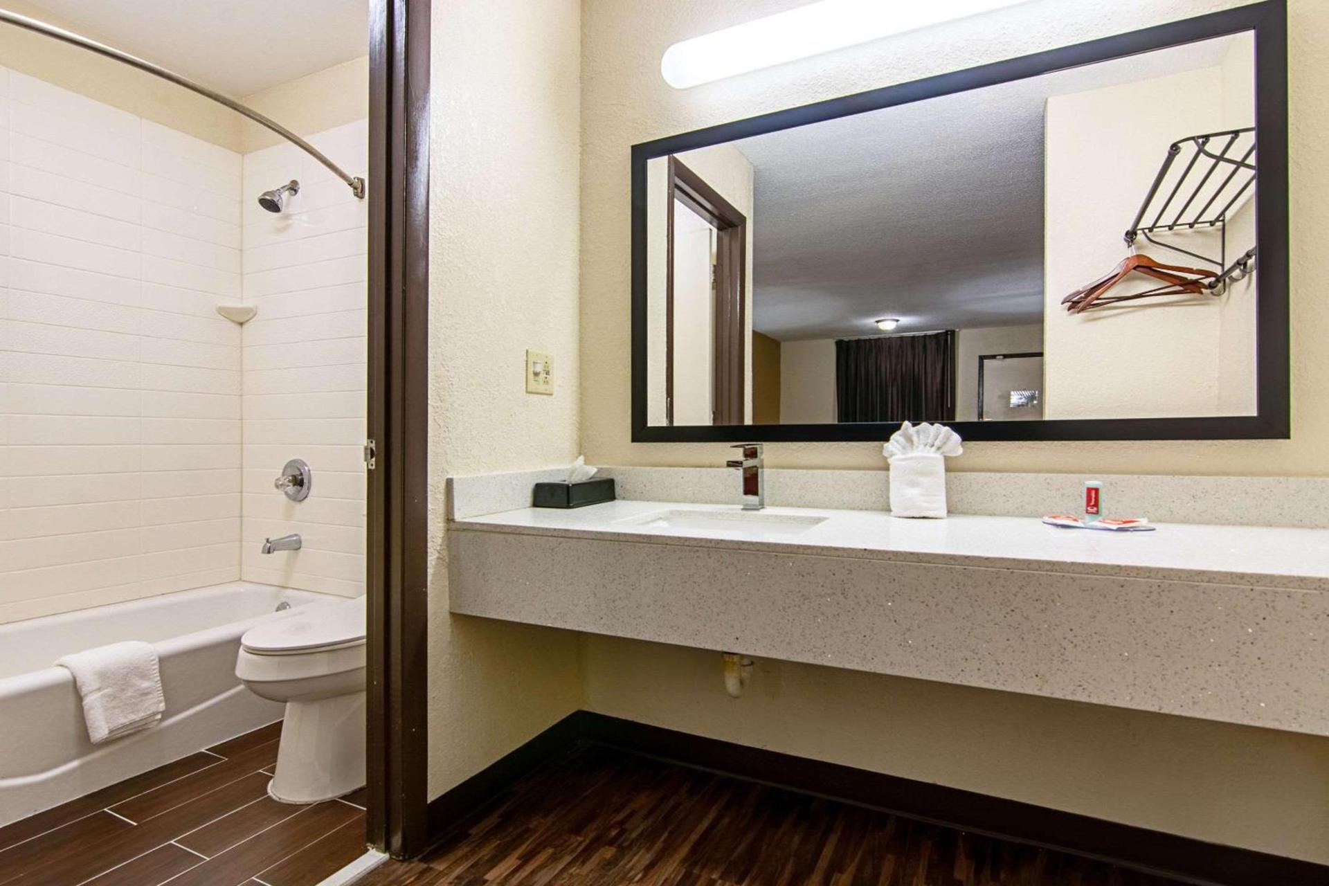 Econo Lodge Inn & Suites Matthews - Charlotte photo 10