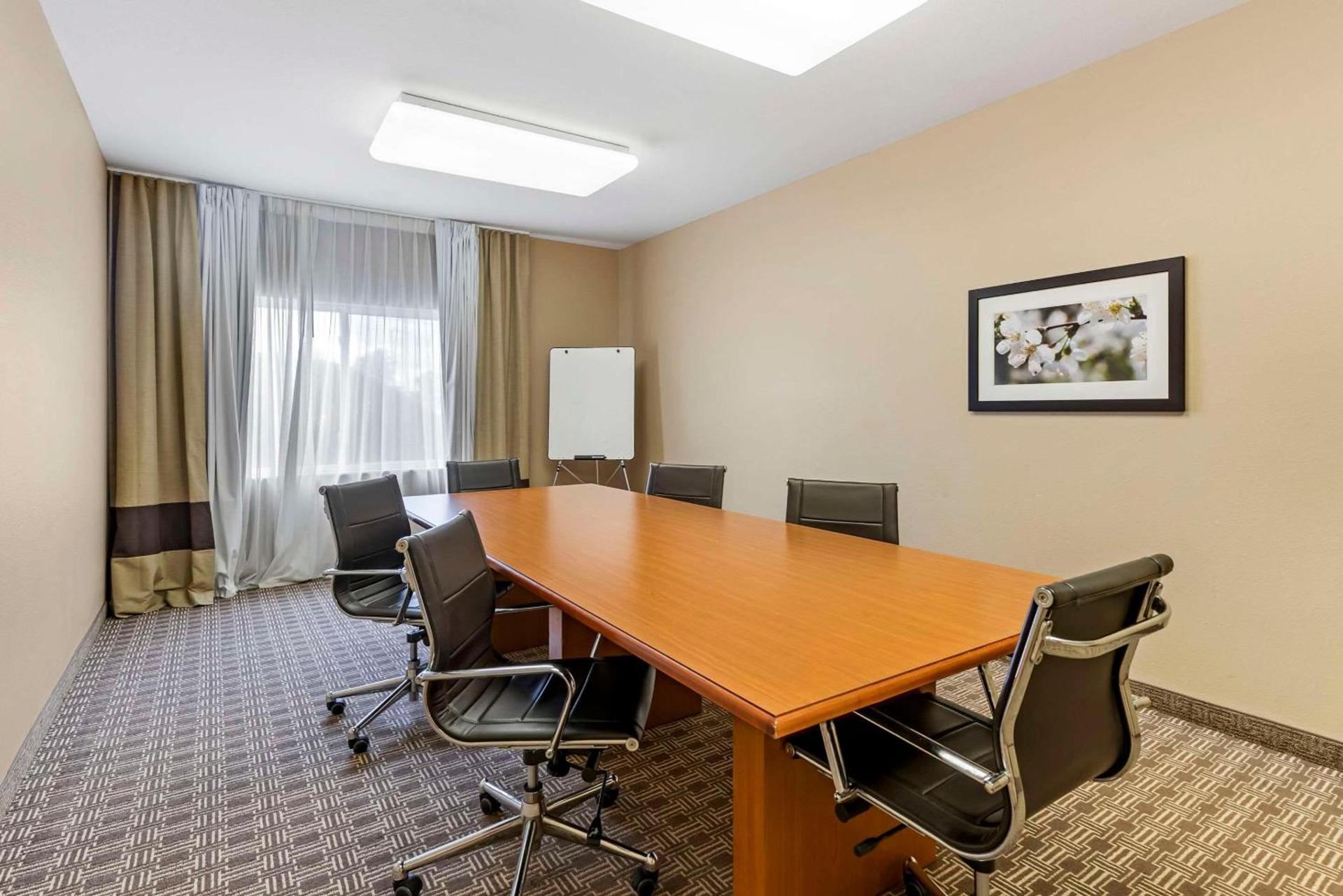 Comfort Inn & Suites East Moline near I-80 photo 16