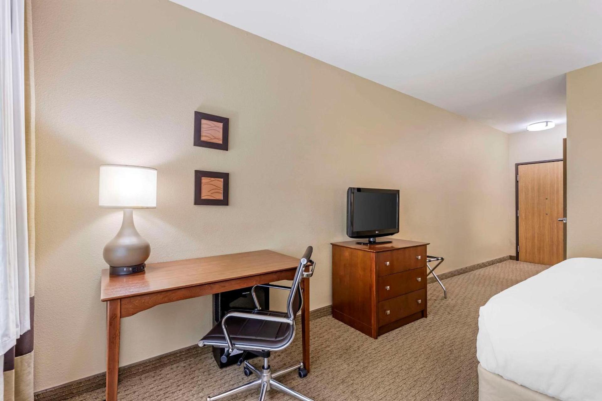 Comfort Inn & Suites East Moline near I-80 photo 9