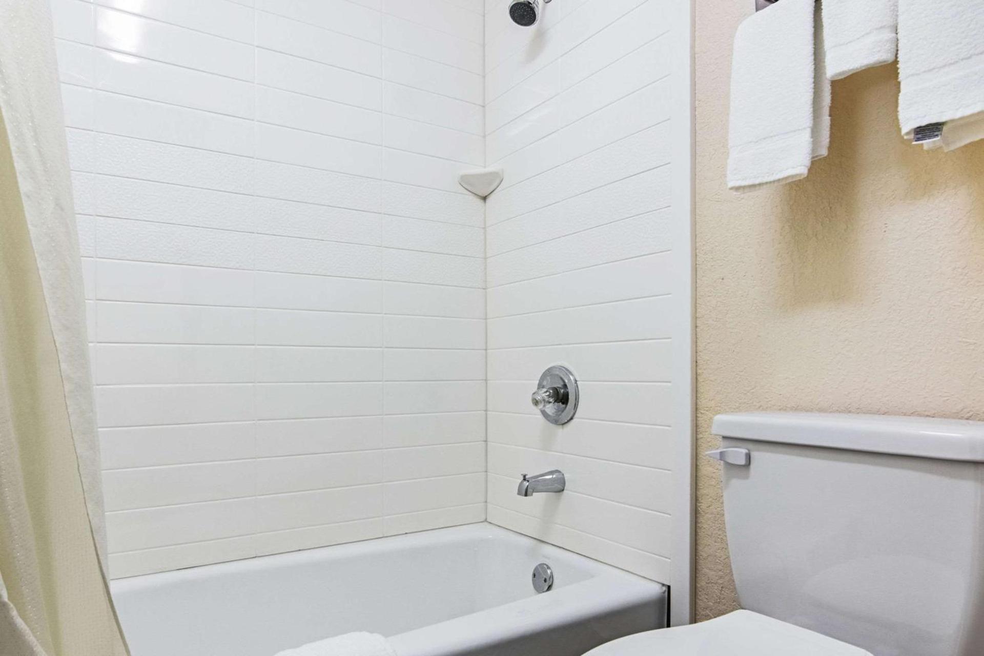 Econo Lodge Inn & Suites Matthews - Charlotte photo 11