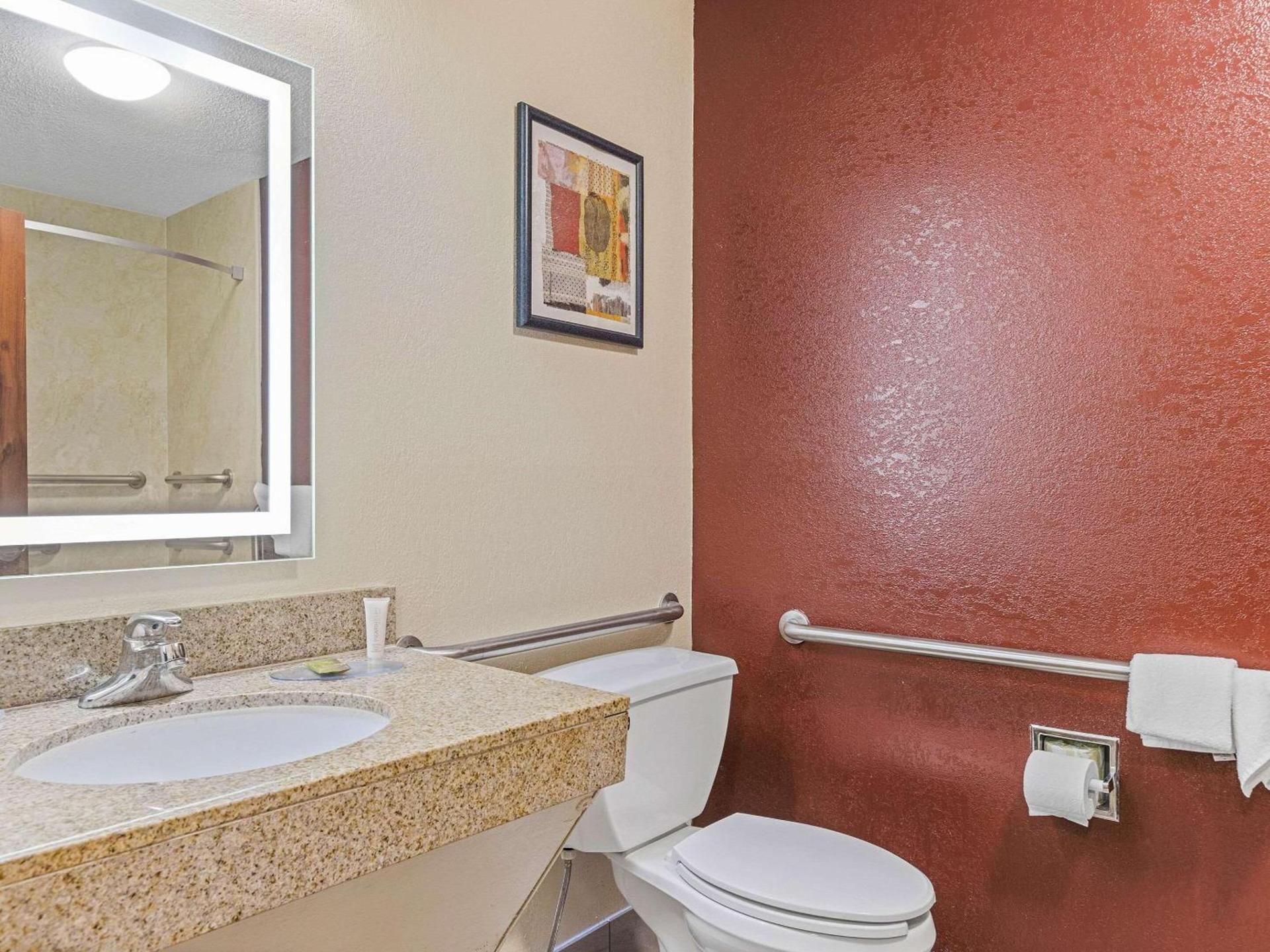 Clarion Pointe Savannah Gateway I-95 photo 10