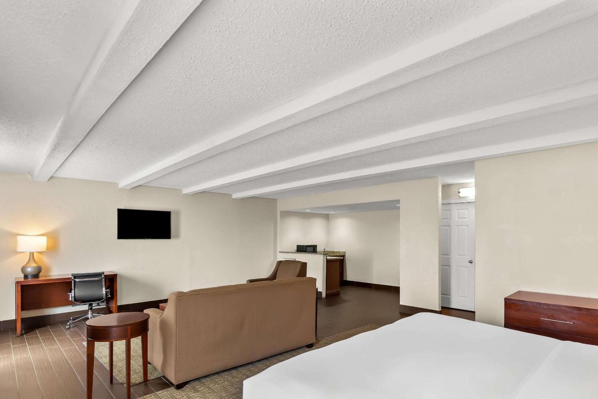Comfort Inn St Louis - Westport Event Center photo 12