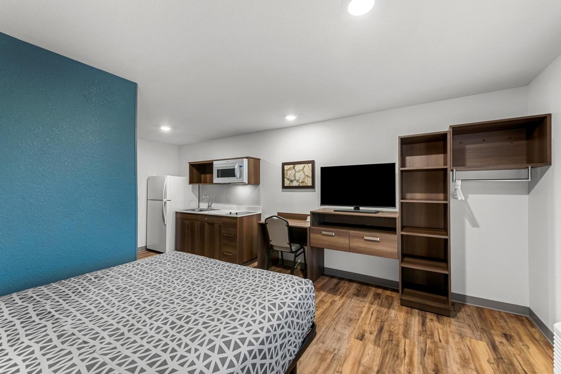 WoodSpring Suites Kansas City Airport photo 6