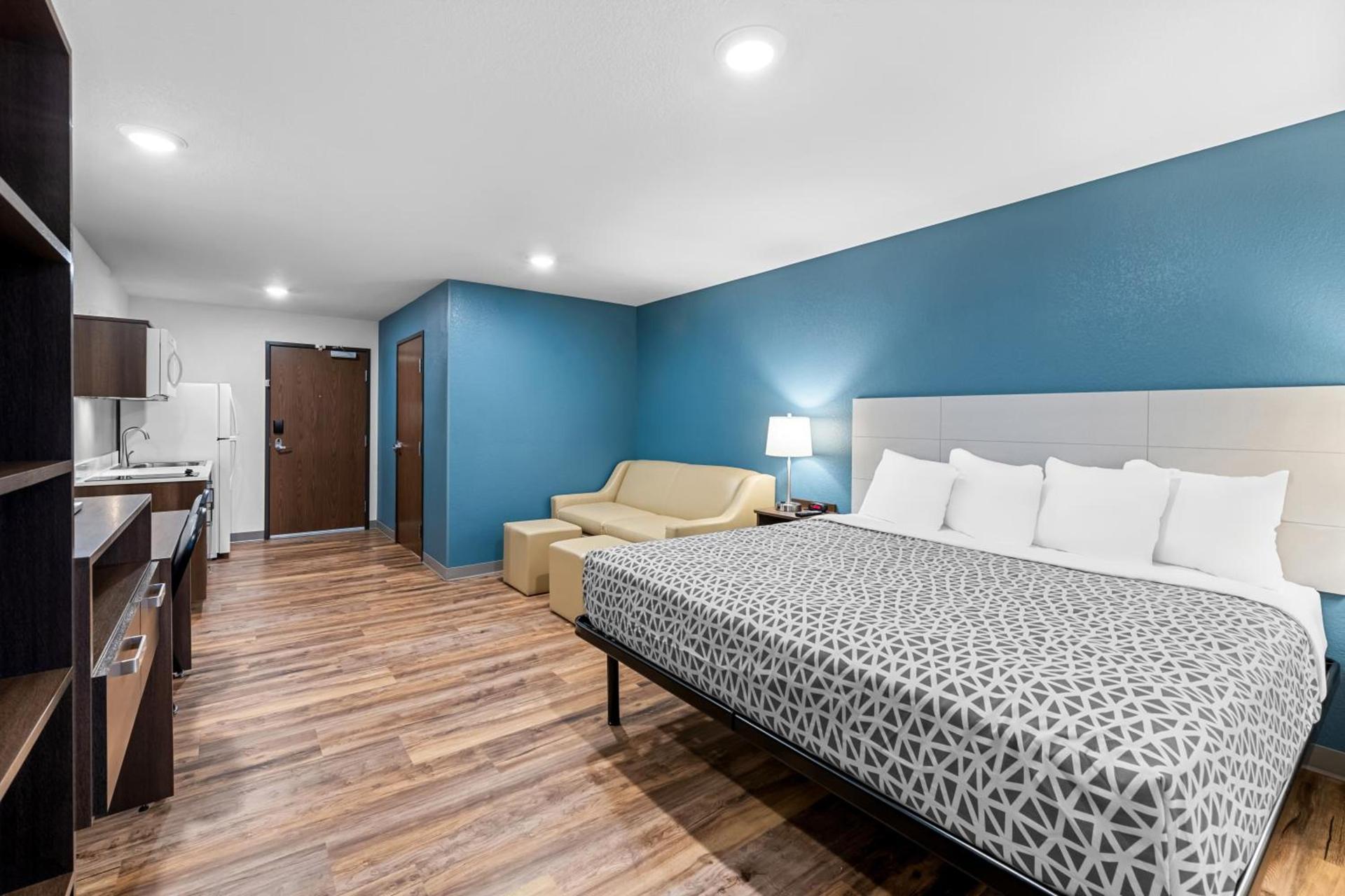 WoodSpring Suites Kansas City Airport photo 22