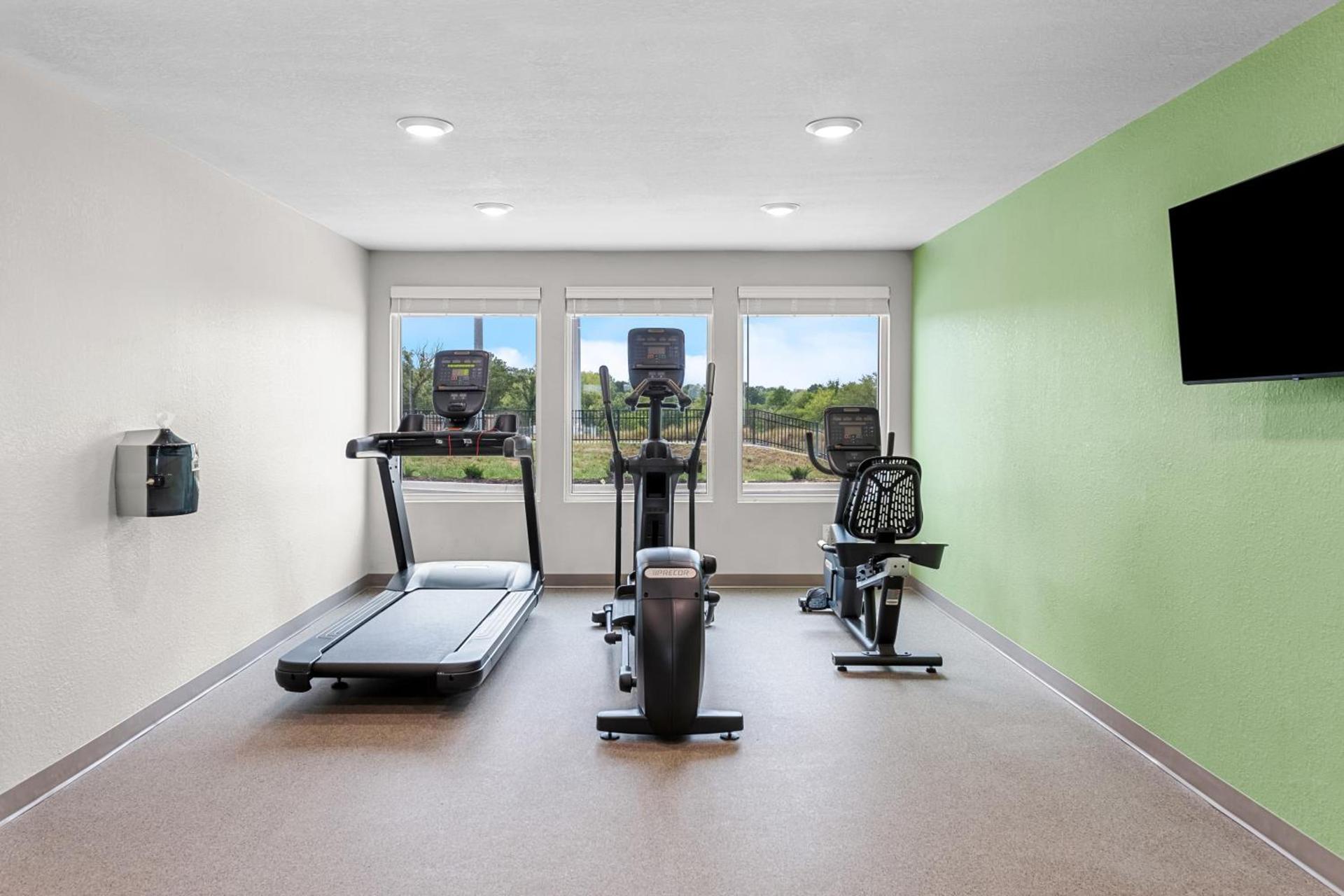 WoodSpring Suites Kansas City Airport photo 2