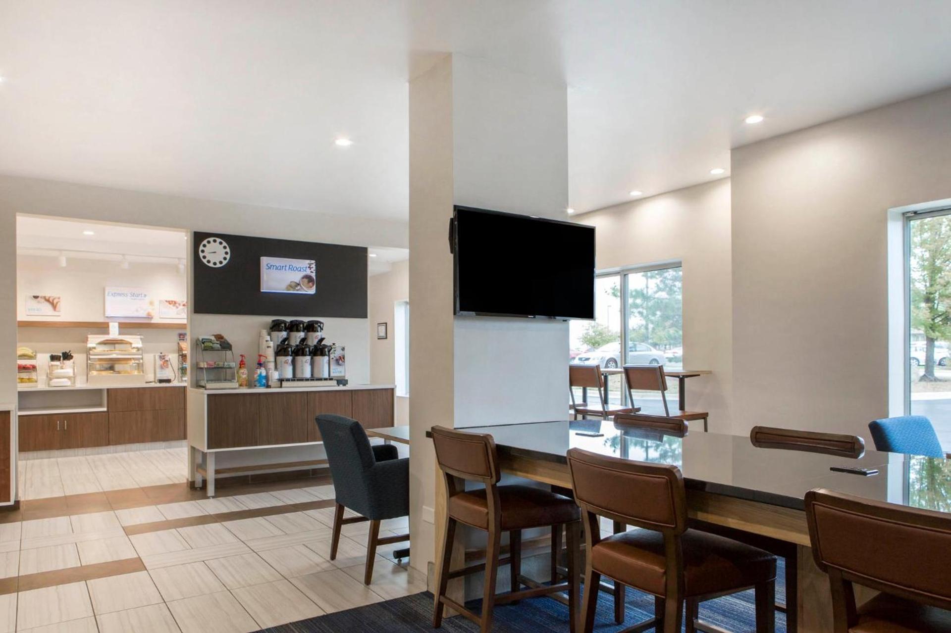 Holiday Inn Express & Suites Chicago West - St Charles by IHG photo 59